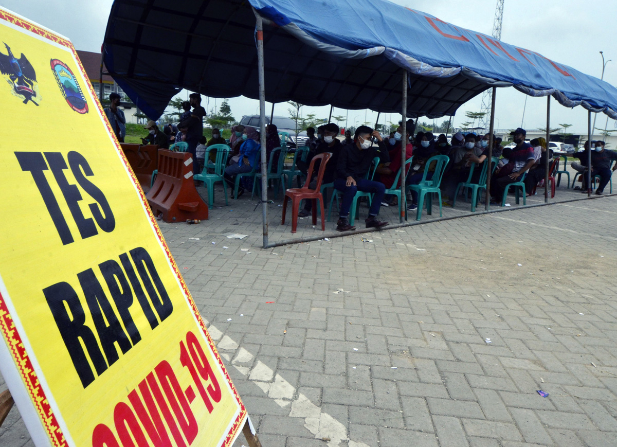 Pelaku perjalanan antre untuk menjalani rapid test antigen di Rest Area 87 B ruas tol Bakauheni-Terbanggi Besar, Lampung Selatan. 
