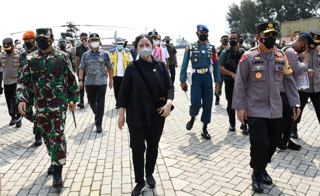  Ketua DPR Puan Maharani (tengah) saat meninjau lokasi penyekatan mudik 2021 di Pelabuhan Bakauheni Provinsi Lampung.