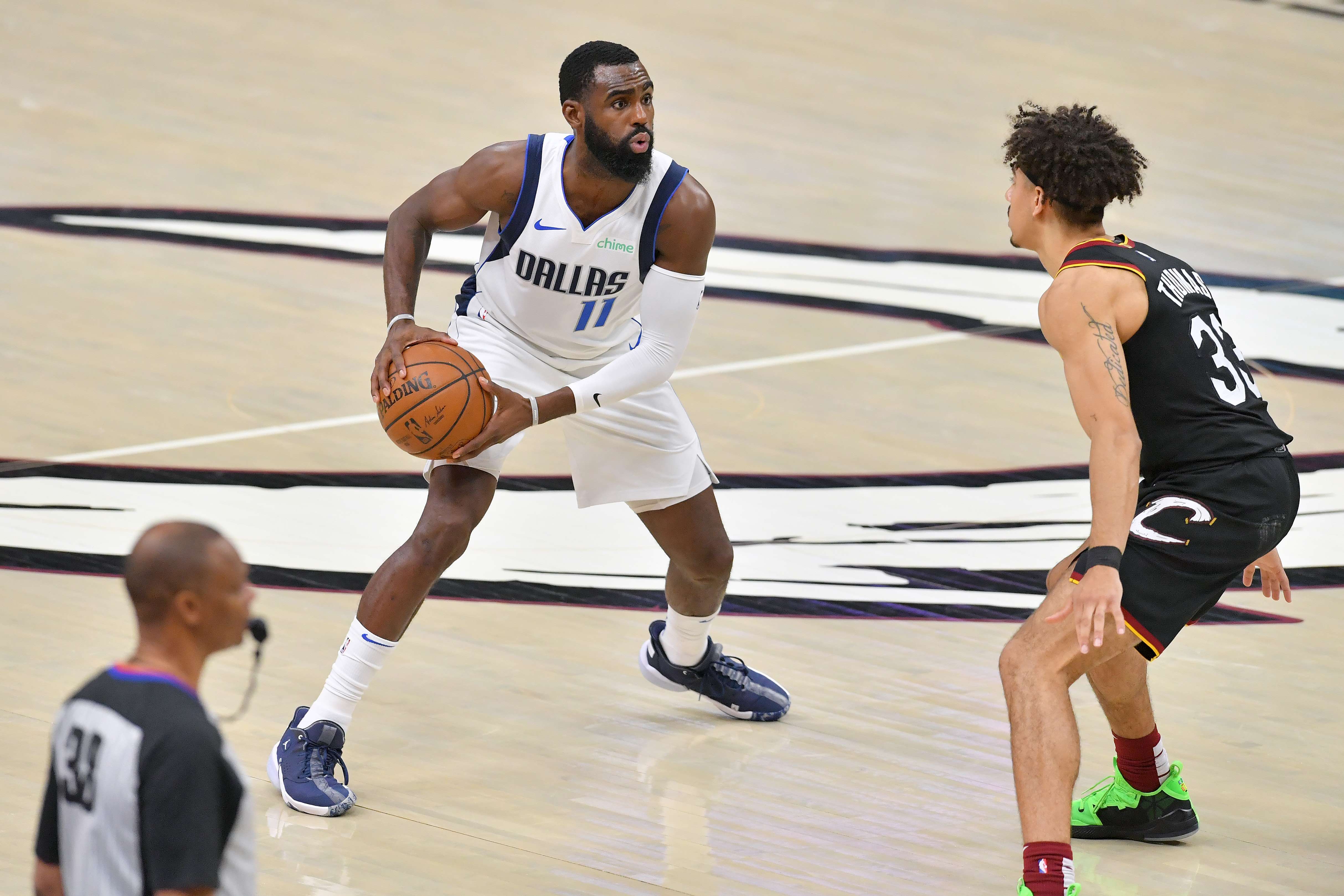 Pemain Dallas Mavericks Tim Hardaway Jr (kiri) dalam laga NBA melawan Cleveland Cavaliers.