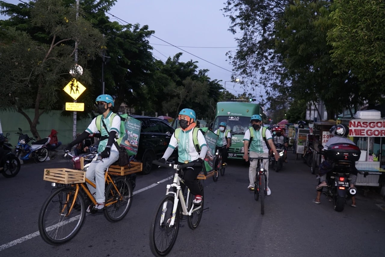 Tim Move On Sasa berbagi dengan menggunakan sepeda