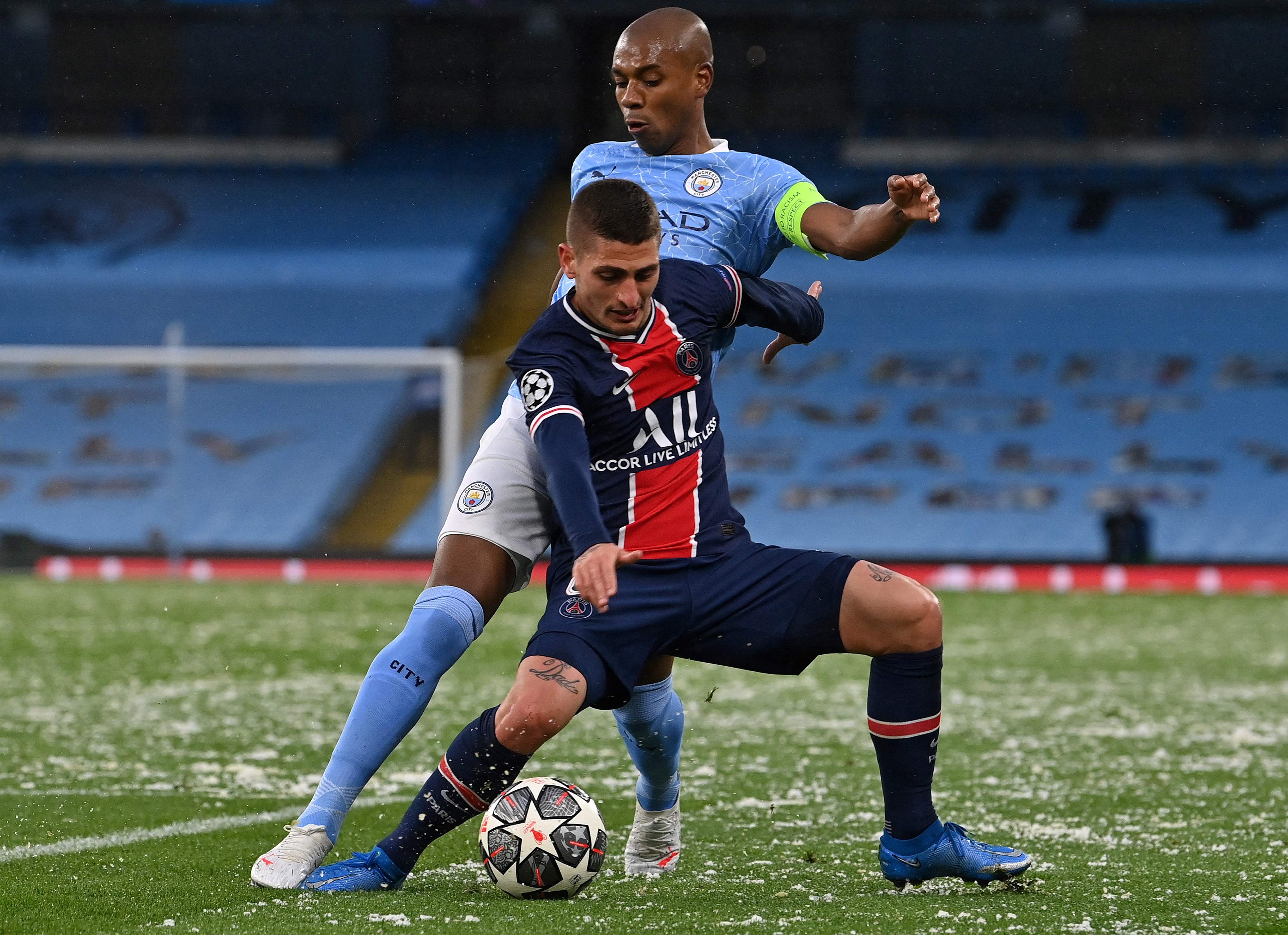 Gelandang PSG Marco Verratti berduel dengan gelandang Manchester City Fernandinho di laga leg kedua semifinal Liga Champions.