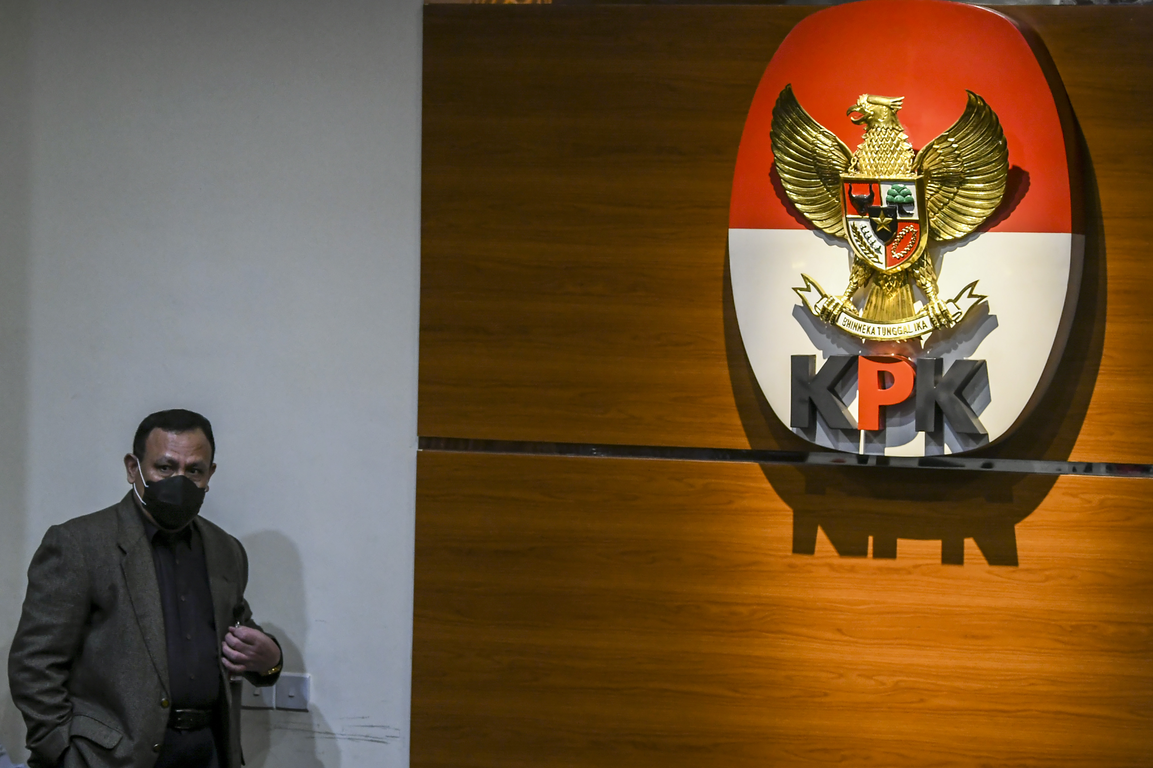 Ketua KPK Firli Bahuri bersiap melakukan konferensi pers.