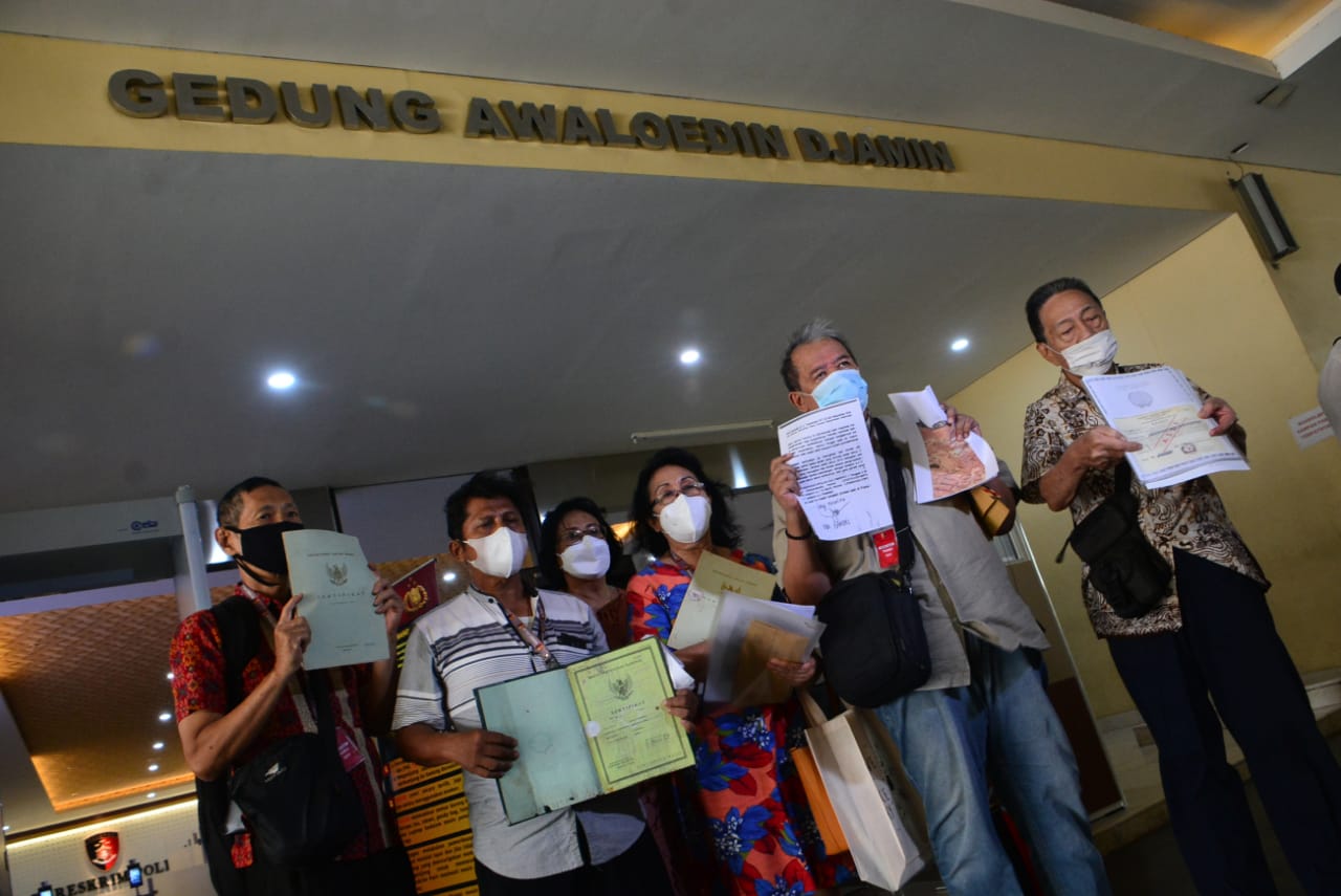 Guru Besar IPB Prof. Mokoginta (batik mera) dan korban mafia tanah didamping FKPMT mendatangi Mabes Polri, Jumat (28/5/2021)