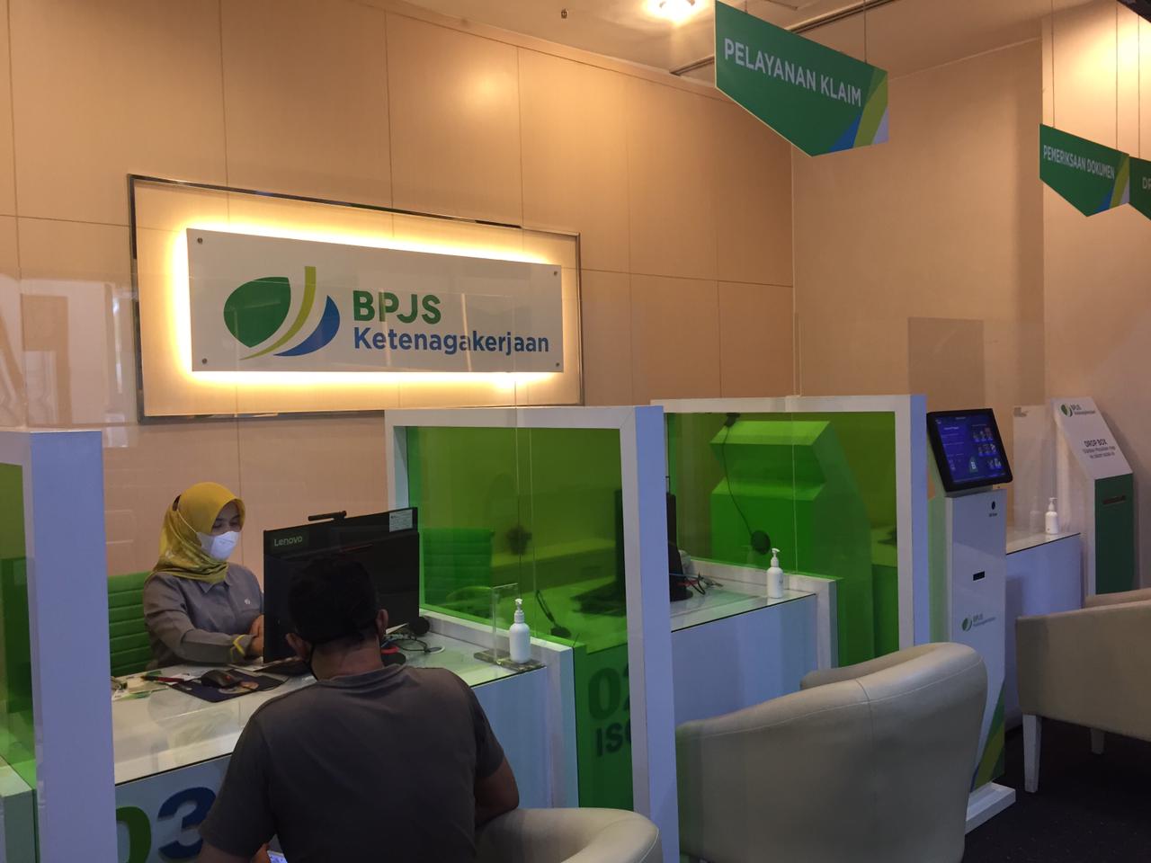 Kantor BPJAMSOSTEK melayani peserta program BPJAMSOSTEK.