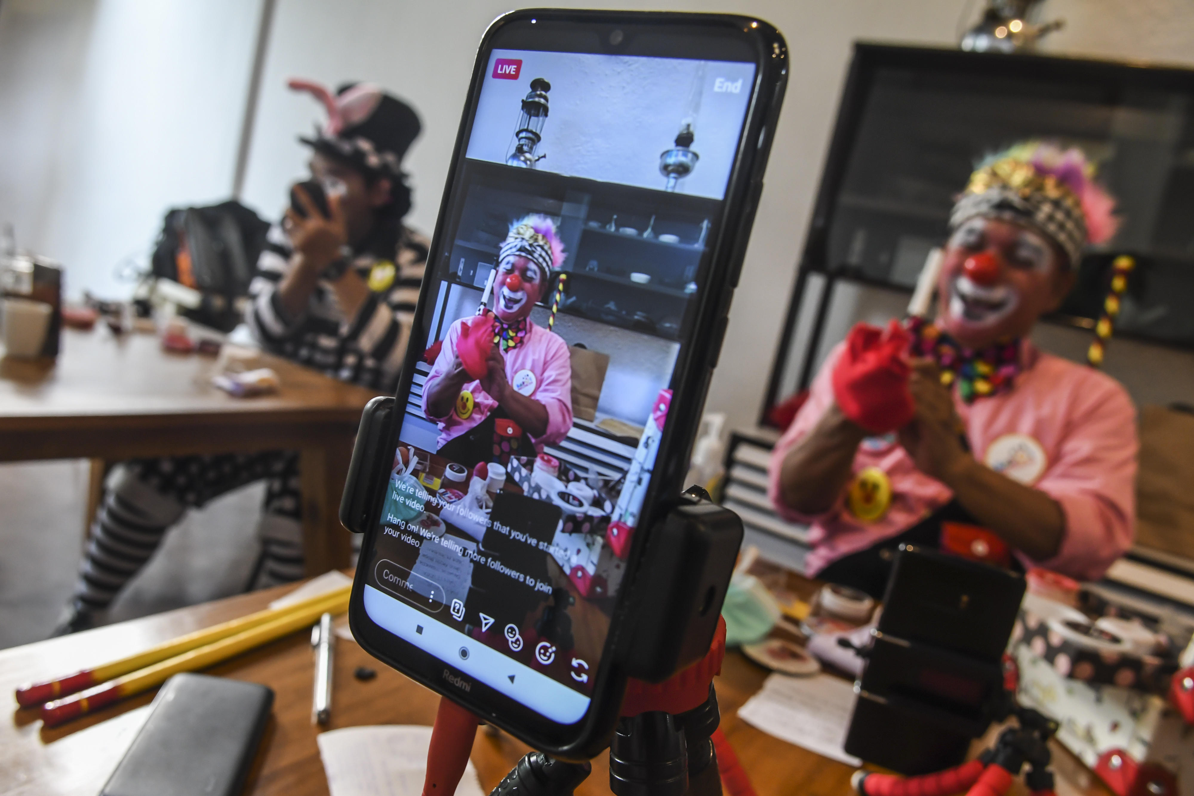 Pendiri Aku Badut Indonesia (ABI) Dedy Delon menghibur anak-anak melalui media sosial di Jakarta, Sabtu (4/4/2020). 