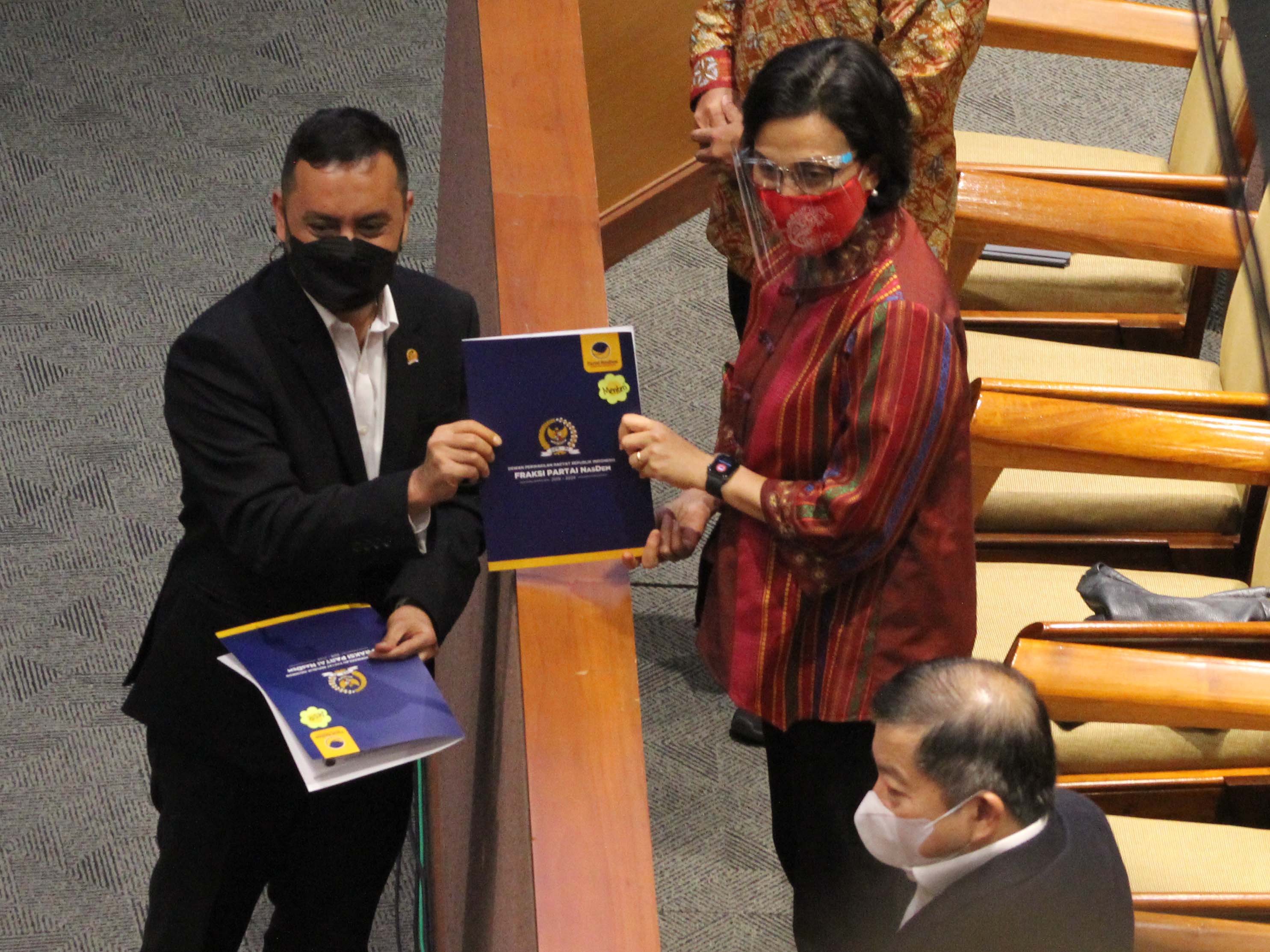 Wakil Ketua Fraksi NasDem Willy Aditya menyerahkan pandangan Fraksi NasDem ke Menkeu Sri Mulyani