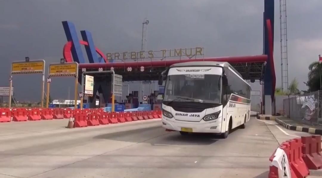 Bus Antarkota Antar Provinsi (AKAP) melintas di gerbang tol (GT) Brebes Timur/ Brexit. 