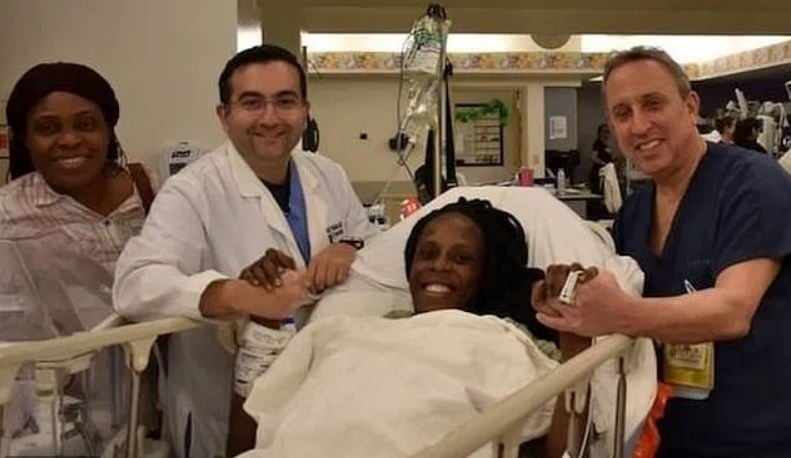 Halima Cise (tengah) bersama tim dokter yang membantunya melahirkan bayi kembar 9.