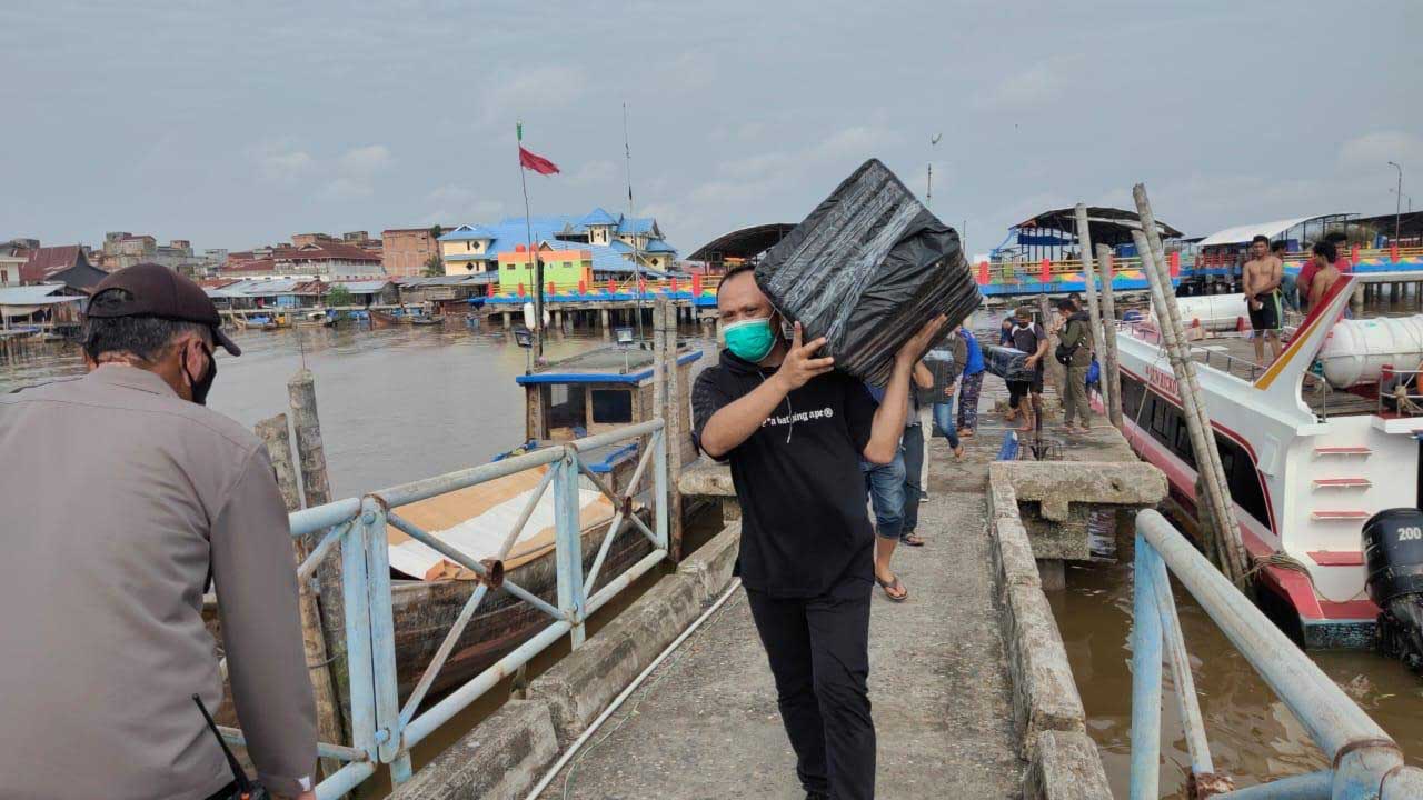 Tim menggotong boks berisi benur yang hendak diselundupkan