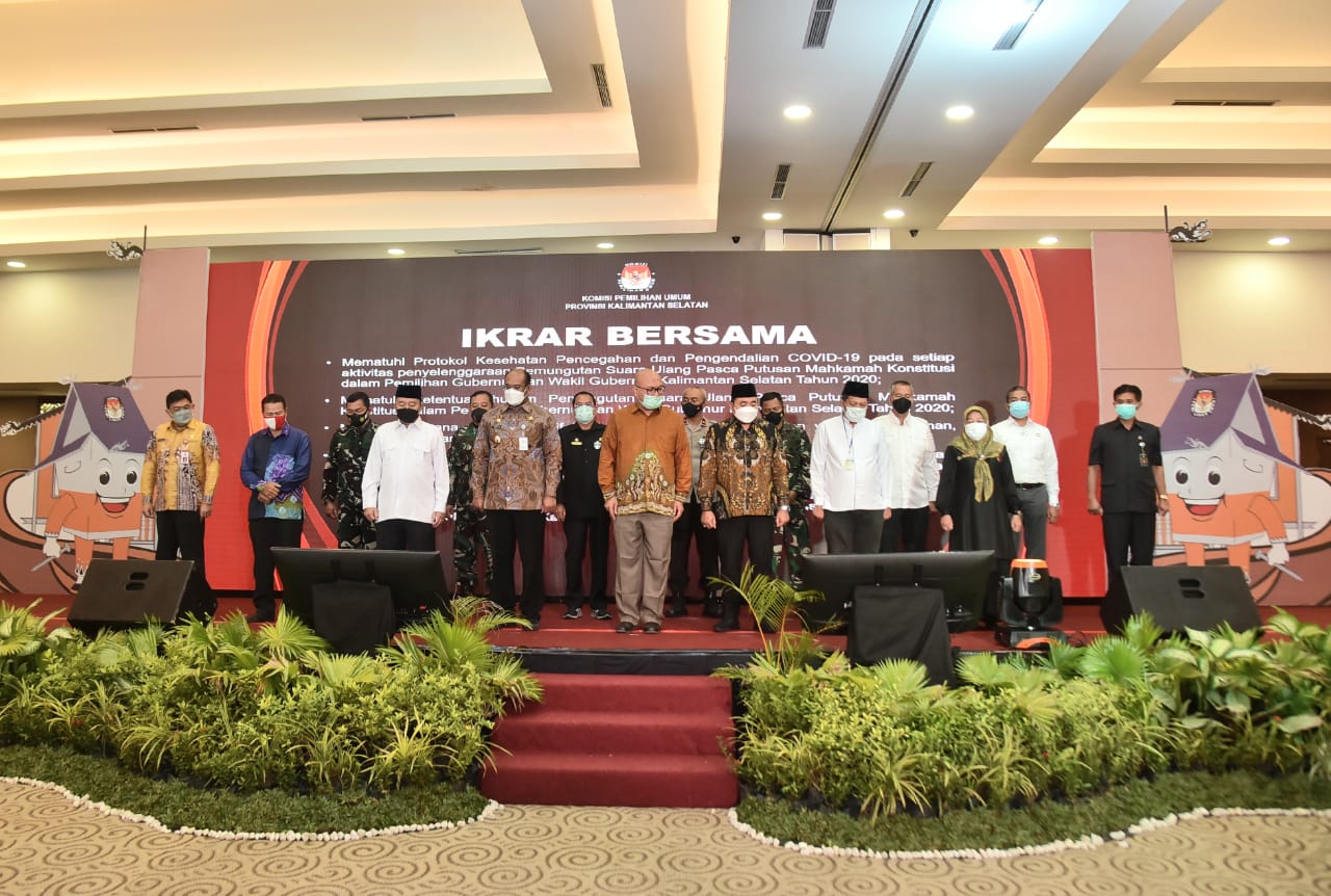  Acara Ikrar bersama pemungutan suara ulang (PSU) damai di Hotel Rattan Inn Banjarmasin, Kalimantan Selatan, Kamis (20/5).