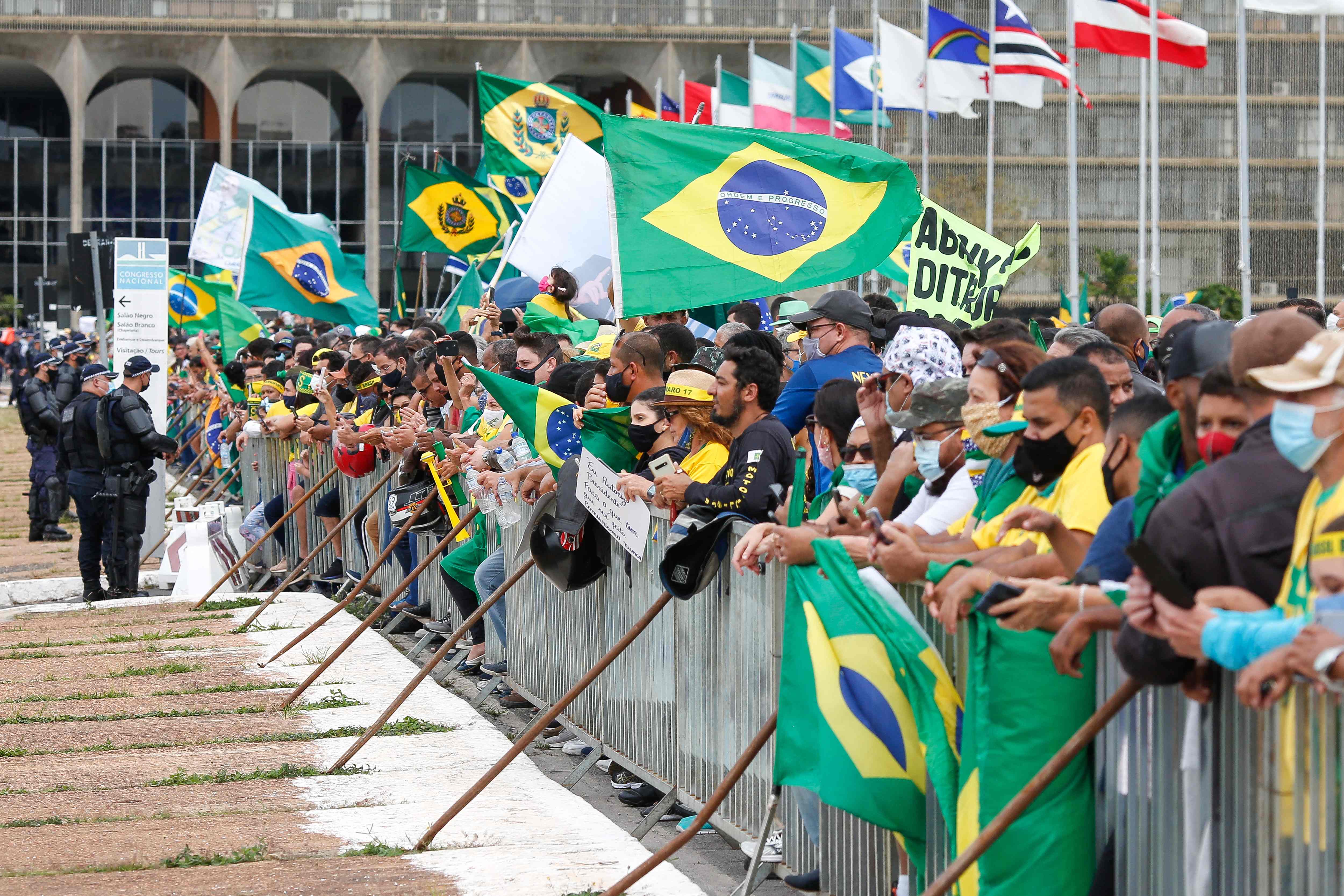 Ribuan orang turun ke jalan menunjukkan dukungan mereka untuk Presiden Jair Bolsonaro di Brasilia, Brasil.