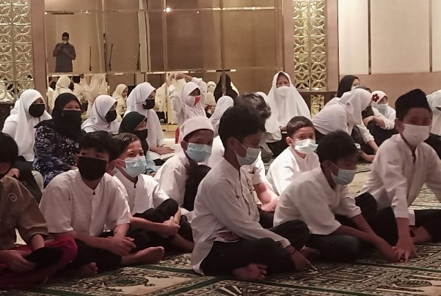 Ambhara Hotel dan Kophi Berbagi dengan Puluhan Anak Yatim