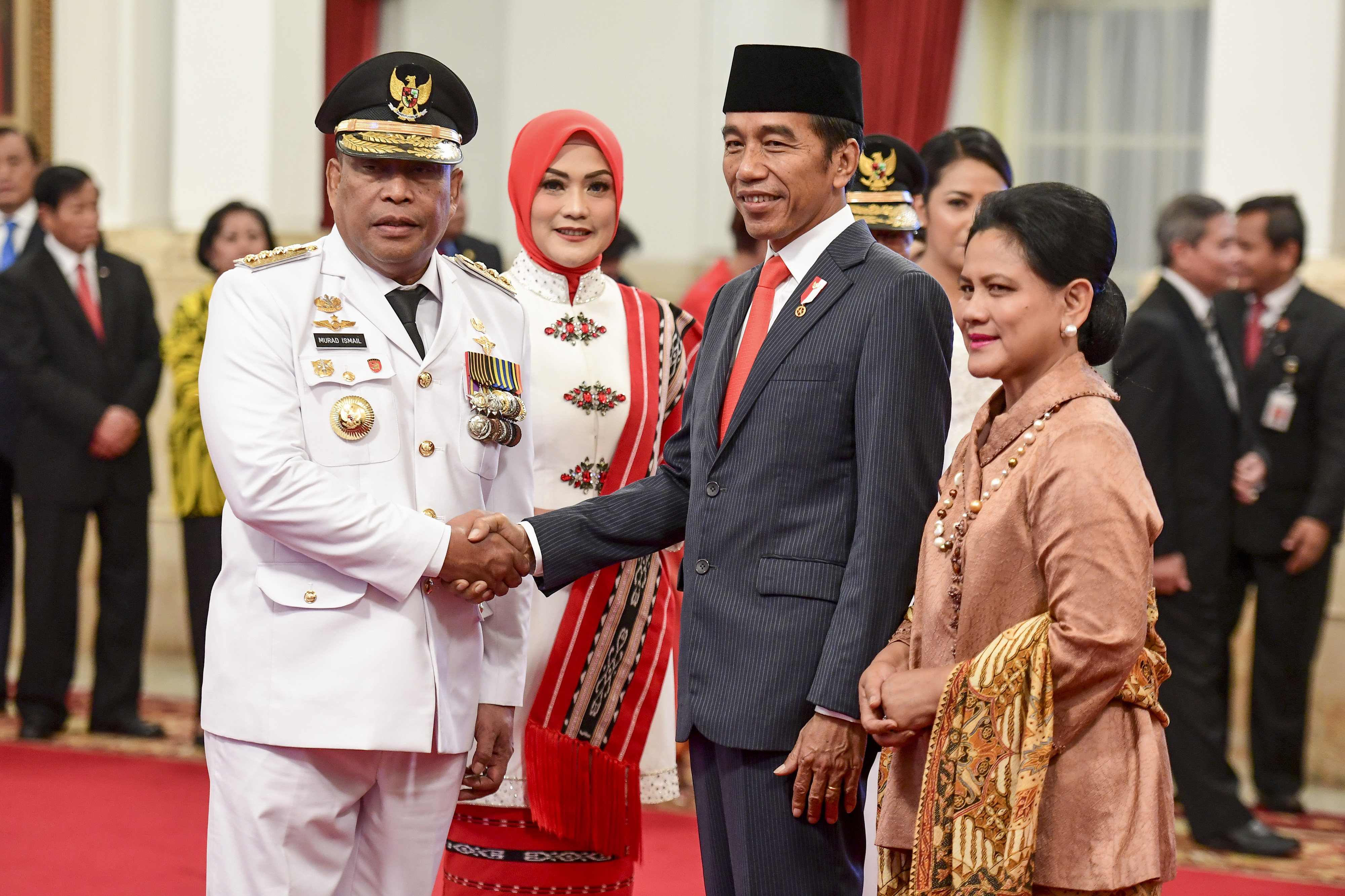 Presiden Jokowi didampingi Ibu Negara memberikan ucapan selamat kepada Gubernur Maluku Murad Ismail.