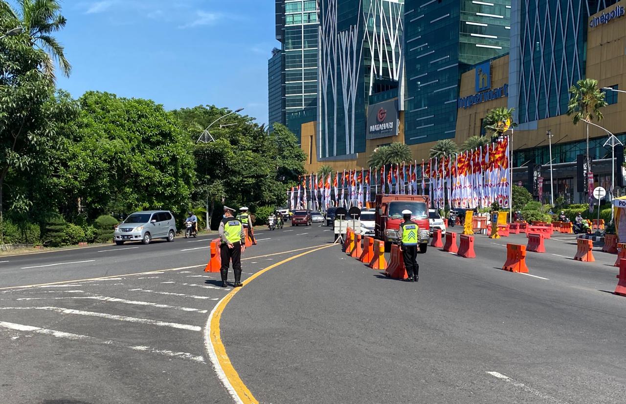 Penyekatan kendaraan di Bundara Waru perbatasan Surabaya - Sidoarjo, Senin (10/5).