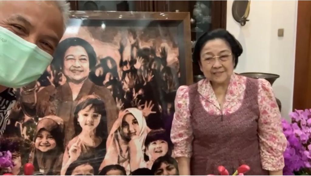 Tampak Gubernur Jateng Ganjar Pranowo dan Megawati Soekarnoputri dengan latar lukisan kary Djoko Susilo. 