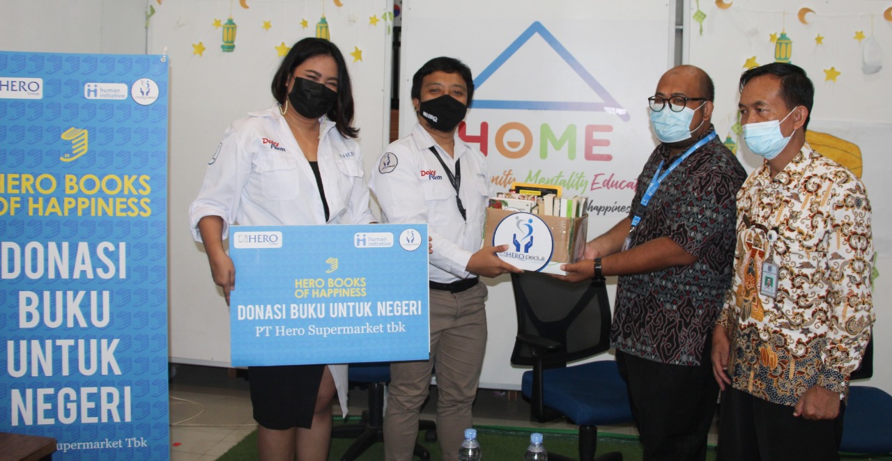 Manajemen Hero Group saat menyerahkan donasi buku