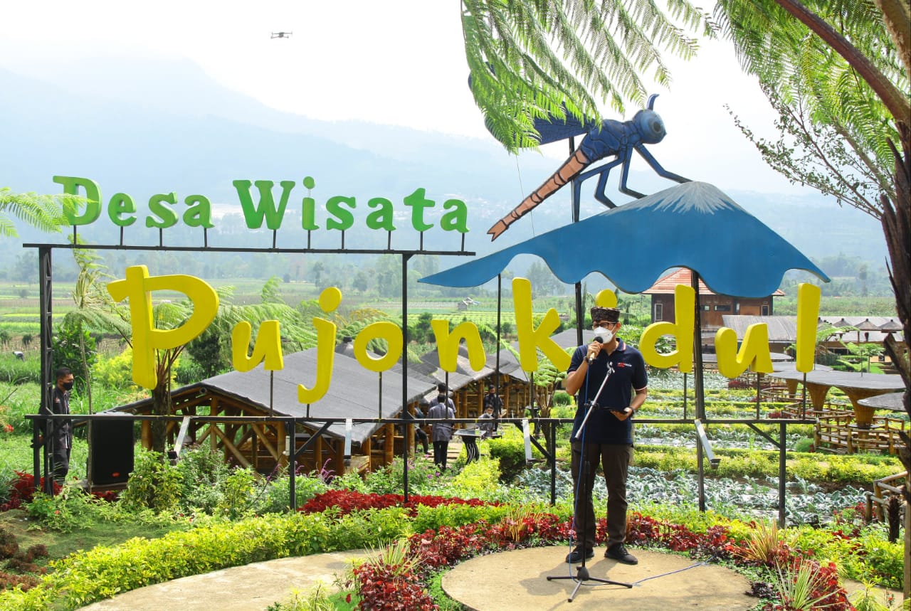 Menparekraf Sandiaga Uno saat memberi pengarahan di desa wisata Pujonkidul.