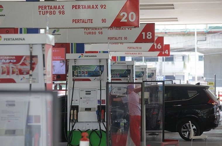 Pegawai melayani pengisian bahan bakar di salah satu SPBU Pertamina di Jakarta. 