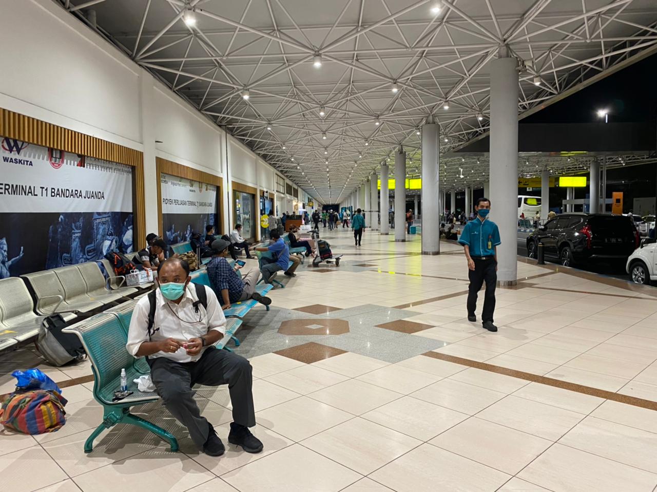  Suasana di terminal 1 Bandara Internasional Juanda, Selasa (4/5) malam.