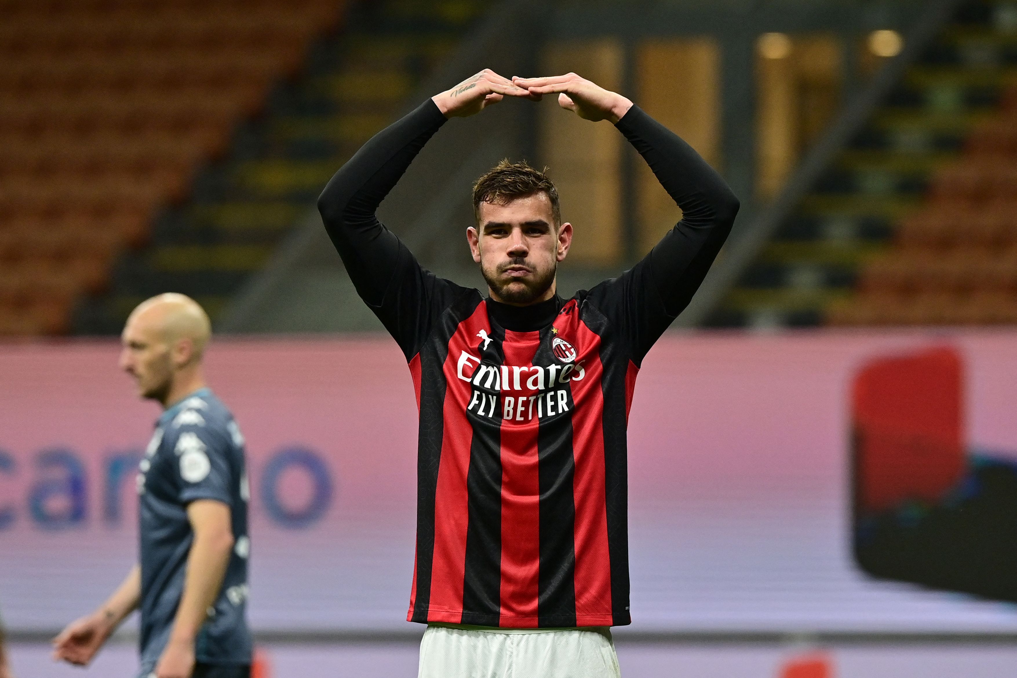 Bek AC Milan Theo Fernandes merayakan golnya ke gawang Benevento