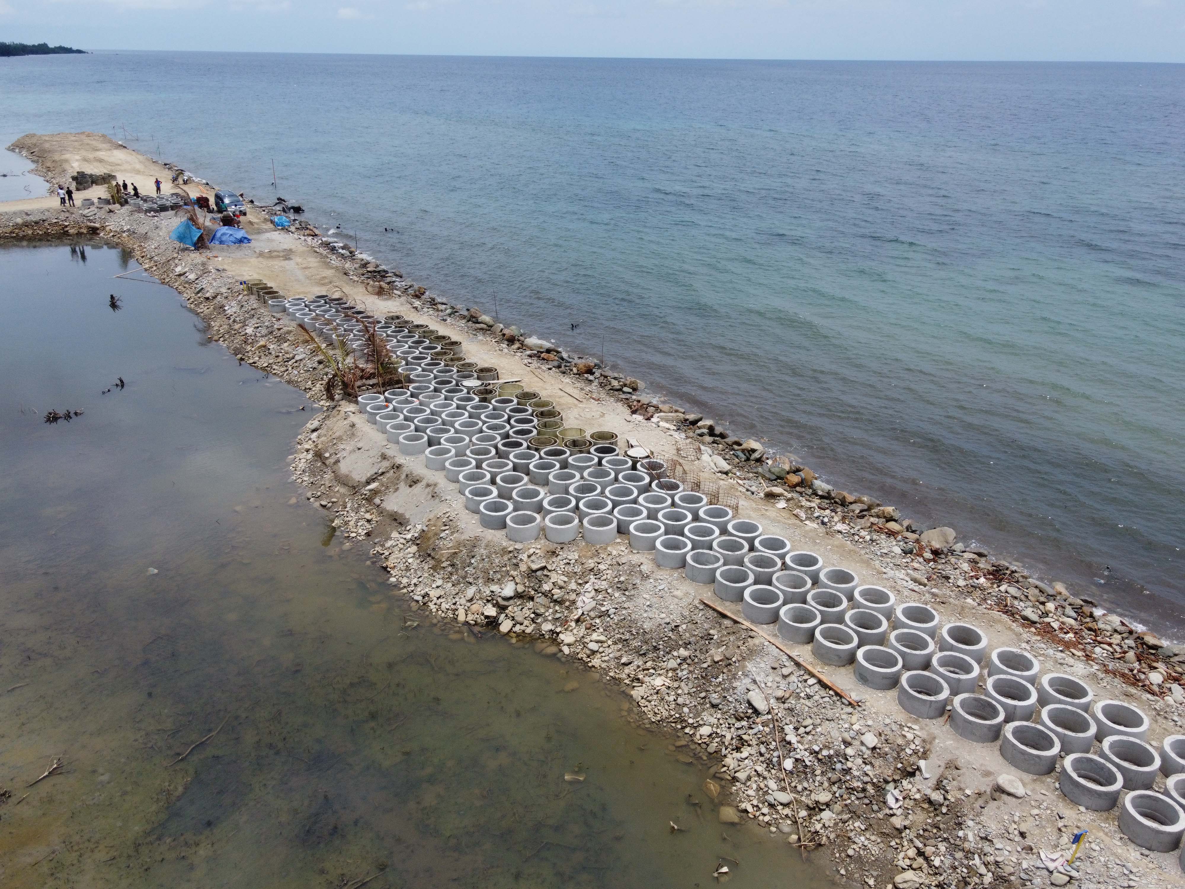 ILUSTRASI.  Pembuatan tanggul di pesisir laut untuk pembangunan landasan pacu bandar udara Kolaka Utara, Sulawesi Tenggara, Selasa (16/3).