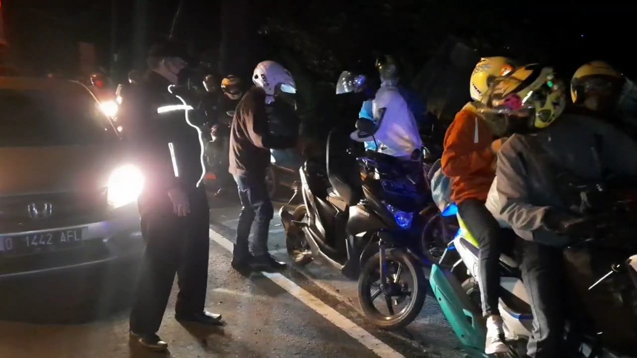 Operassi penyekatan larangan mudik hari pertama, Kamis (6/5/20210, ratusan kendaraan diputarbalik saat memasuki Tasikmalaya, Jawa Barat