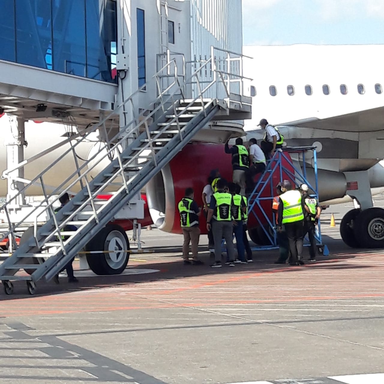 Pesawat Batik Air menabrak garbarata di Bandara Ngurah Rai, Bali, Sabtu (22/5/2021).