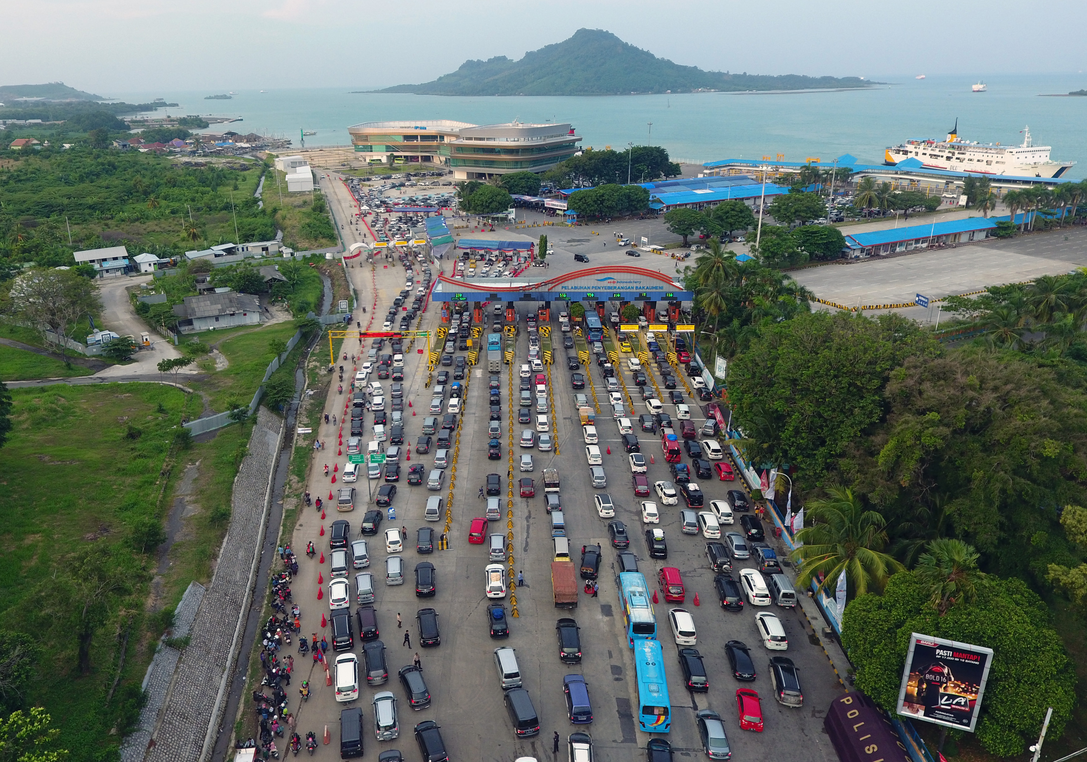 Menko PMK Antisipasi Arus Balik dari Pulau Sumatera