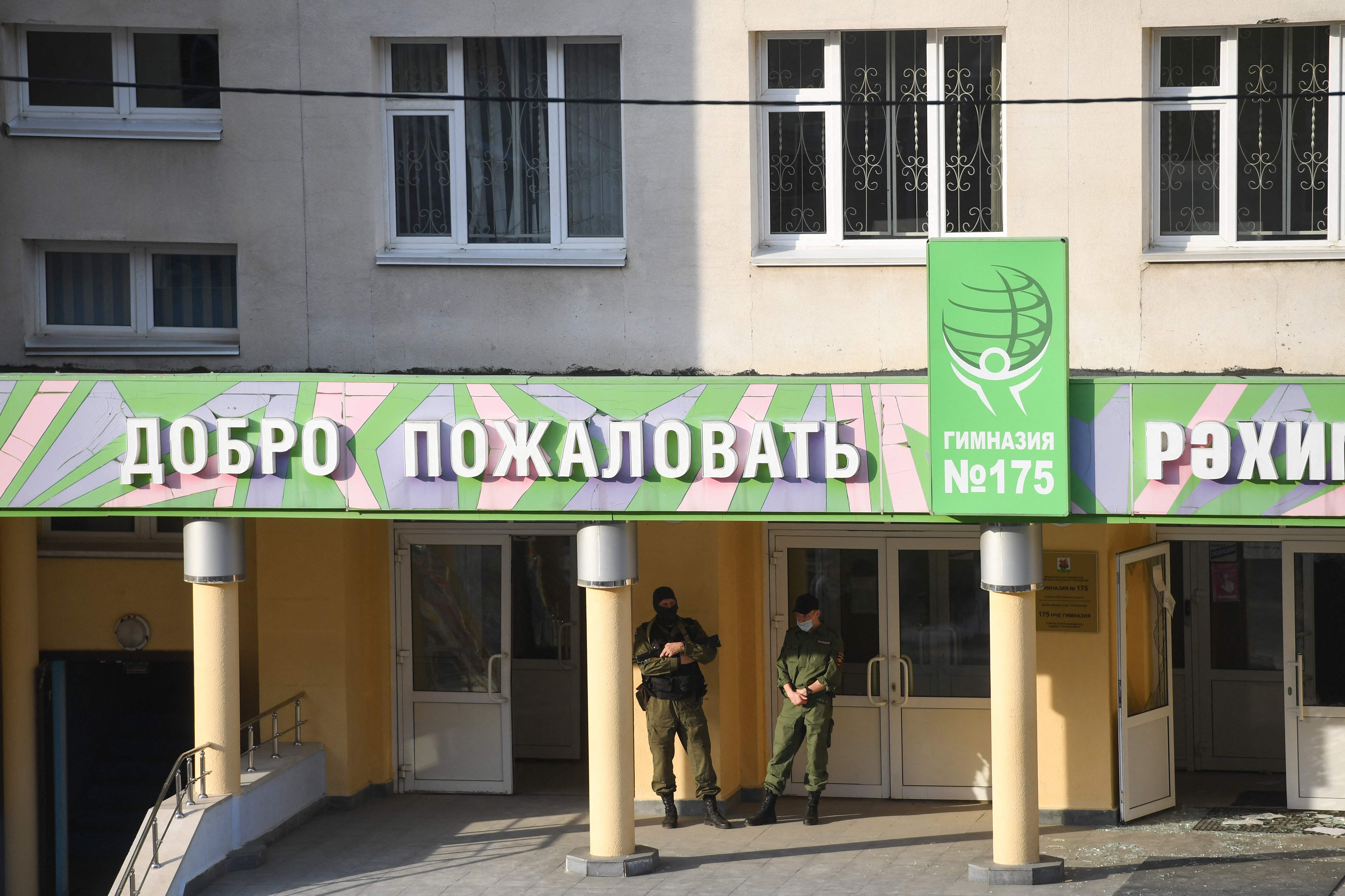 Petugas berjaga di Sekolah 175 di Kazan, Rusia, setelah terjadi penembakan yang menewaskan sembilan orang.