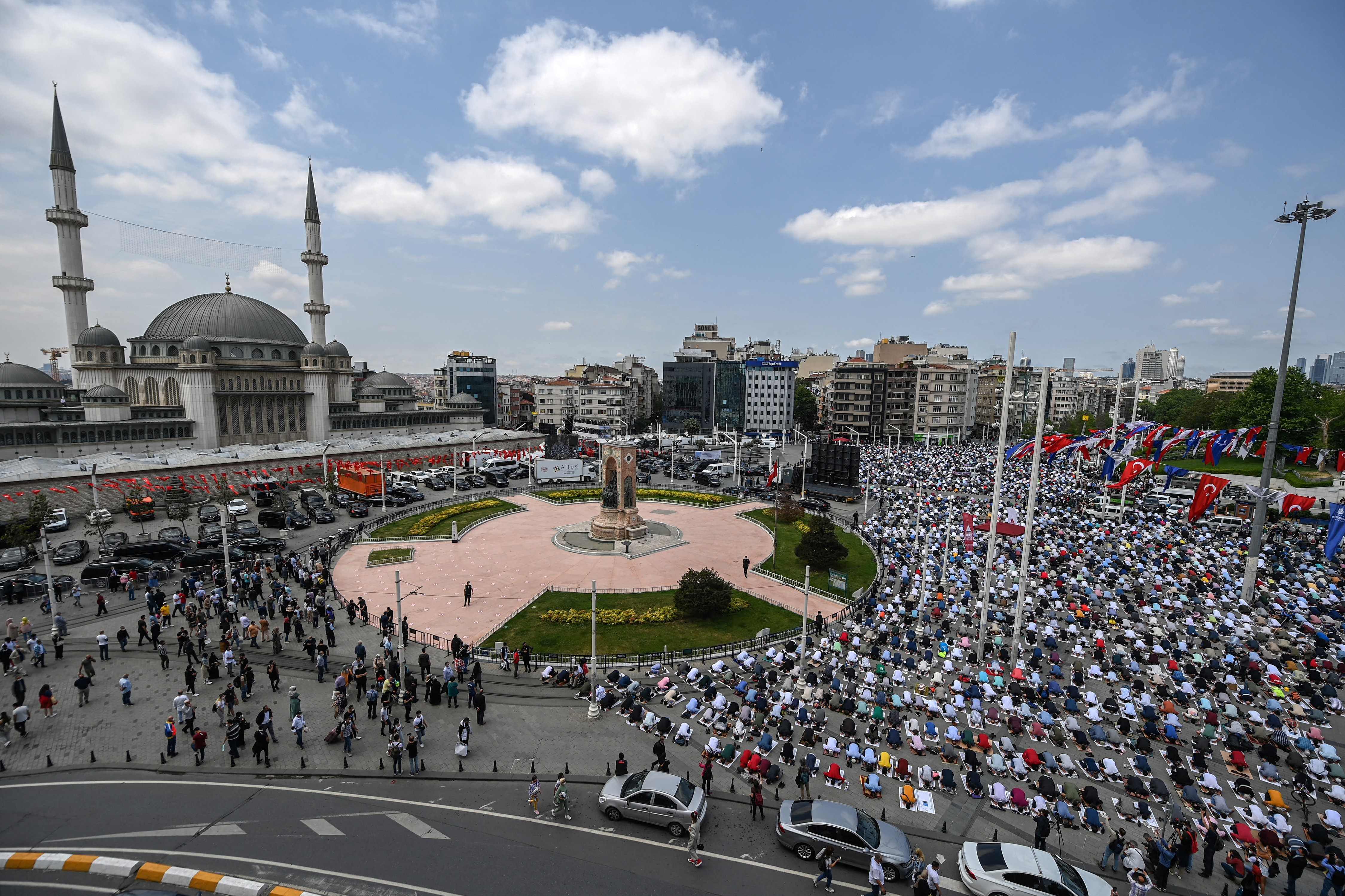 Jemaah salat Jumat selama peresmian masjid berkapasitas 4.000 orang di alun-alun Taksim Istanbul yang ikonis, Jumat (28/5). 