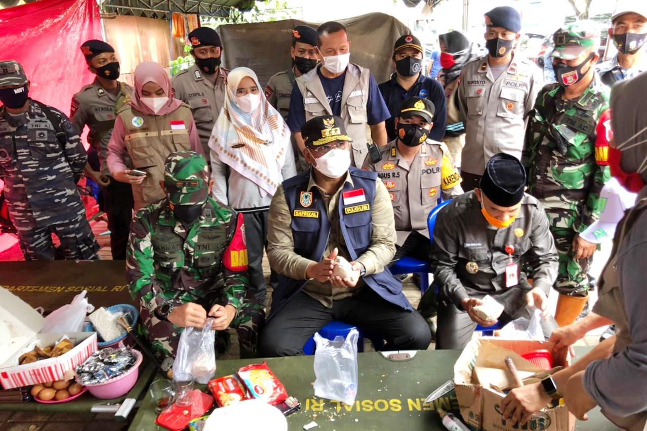 Pj Gubernur Kalsel Semangati Korban Banjir di Satui 