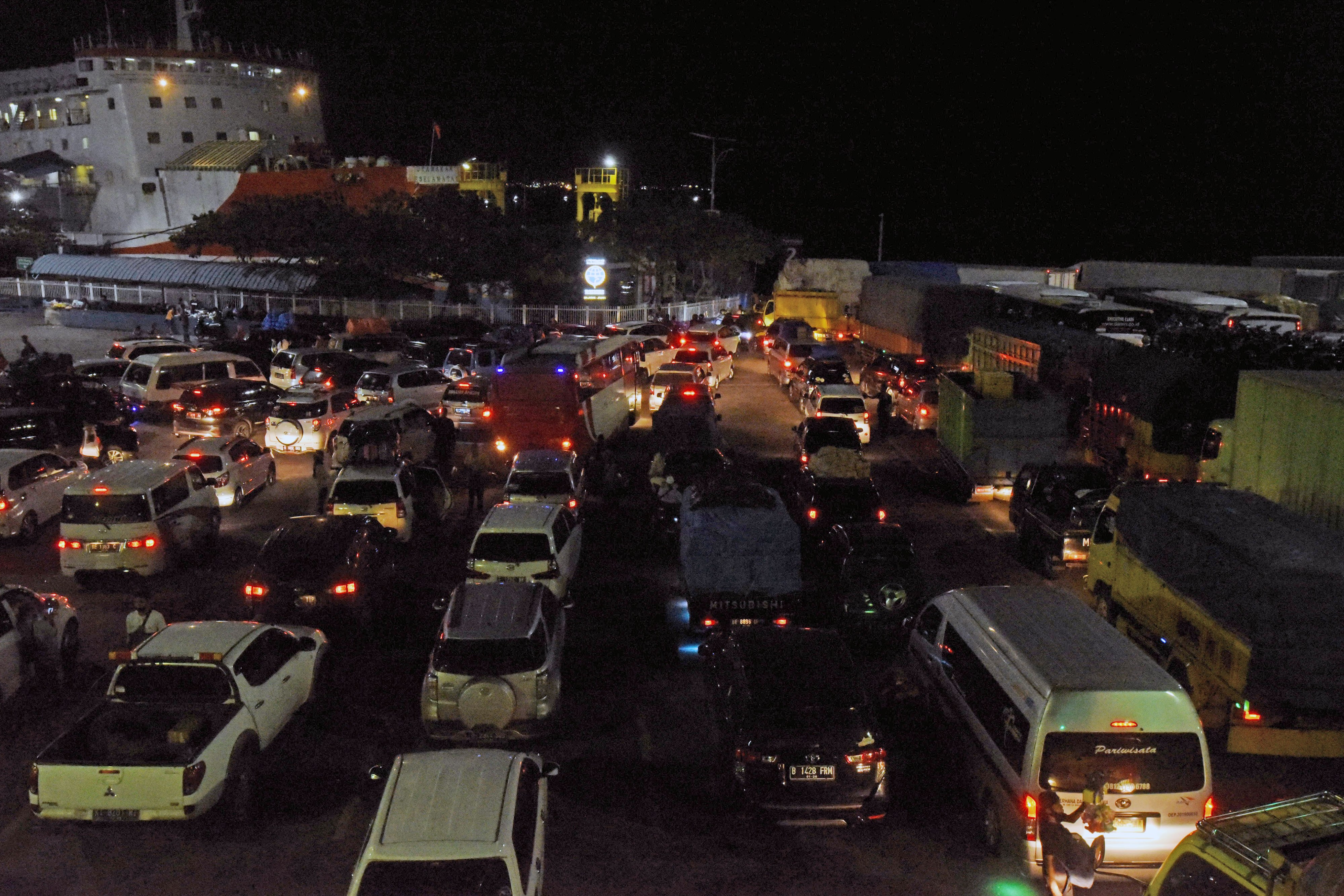 Calon Penumpang Kapal Padati Loket Tiket Pelabuhan Merak