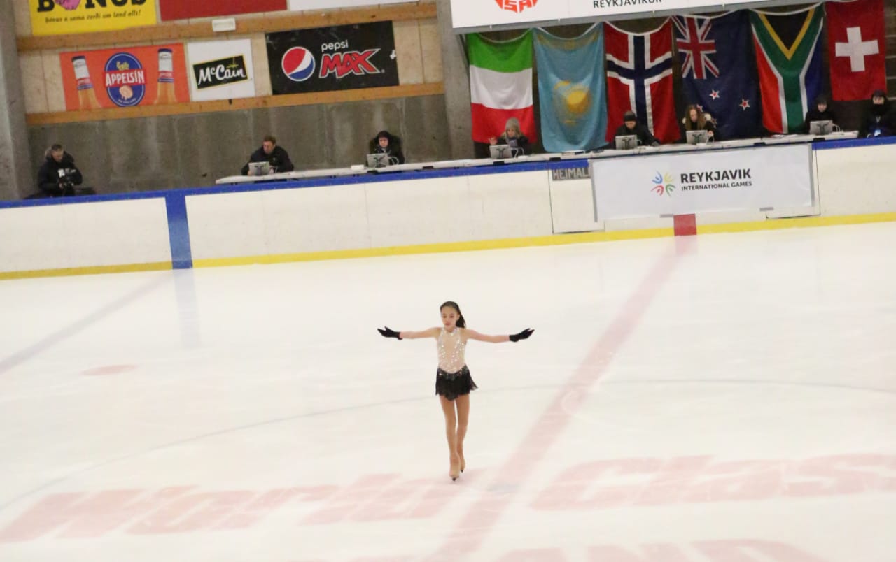 Aksi atlet seluncur indah atau figure skating asal Indonesia, Michelle Edgina Axille. 