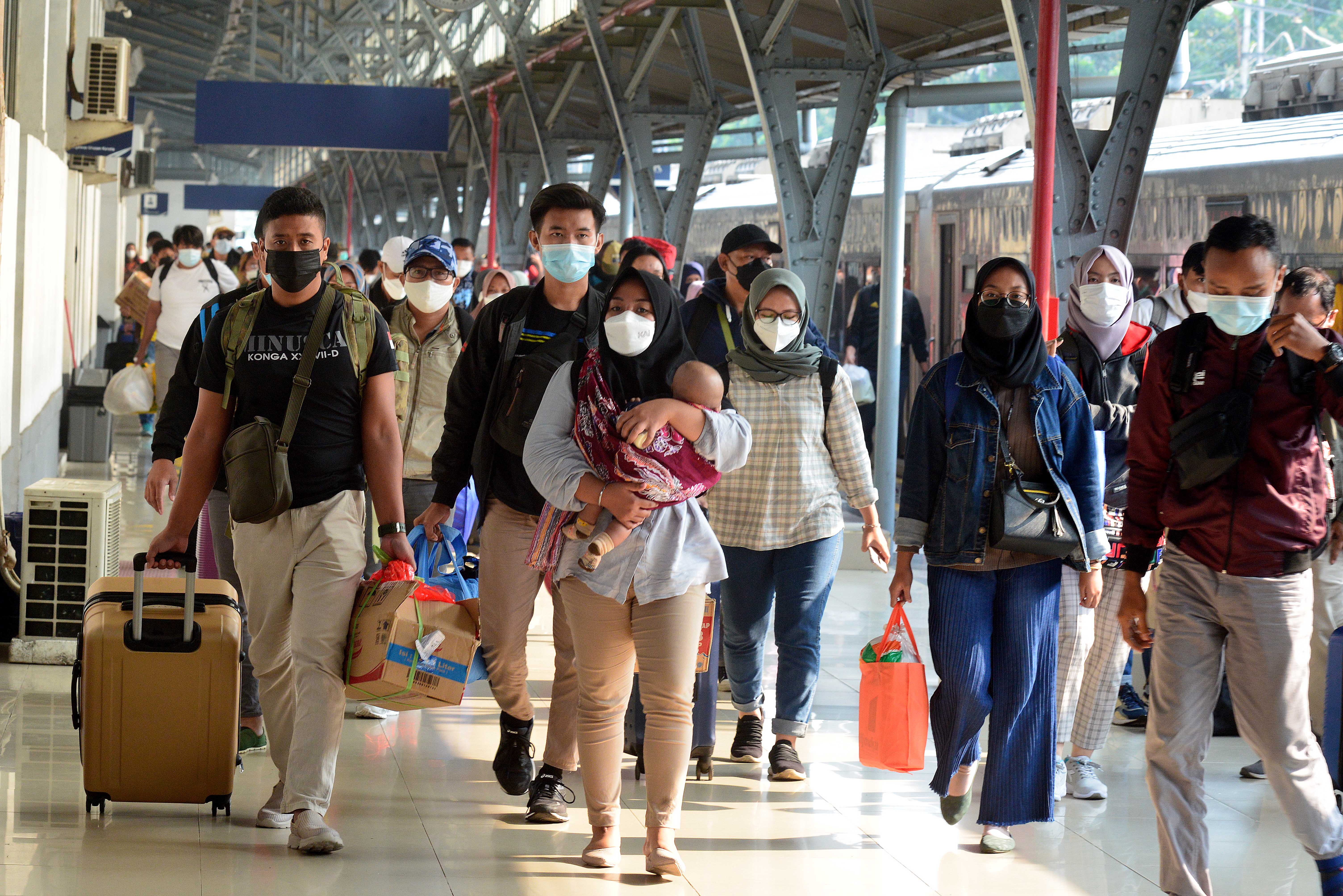 Ilustrasi penumpang kereta yang tiba di Stasiun Senen, Jakarta.