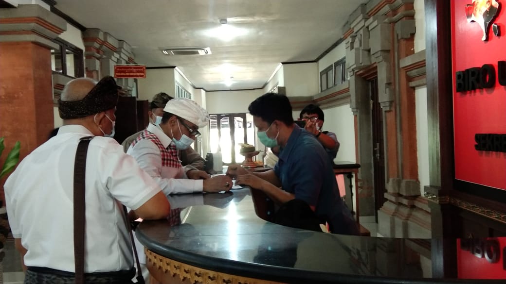 Ketua MKKBN Ketut Nurasa dan beberapa pengurus lainnya saat mengantarkan secara langsung surat kepada beberapa instansi terkait. 