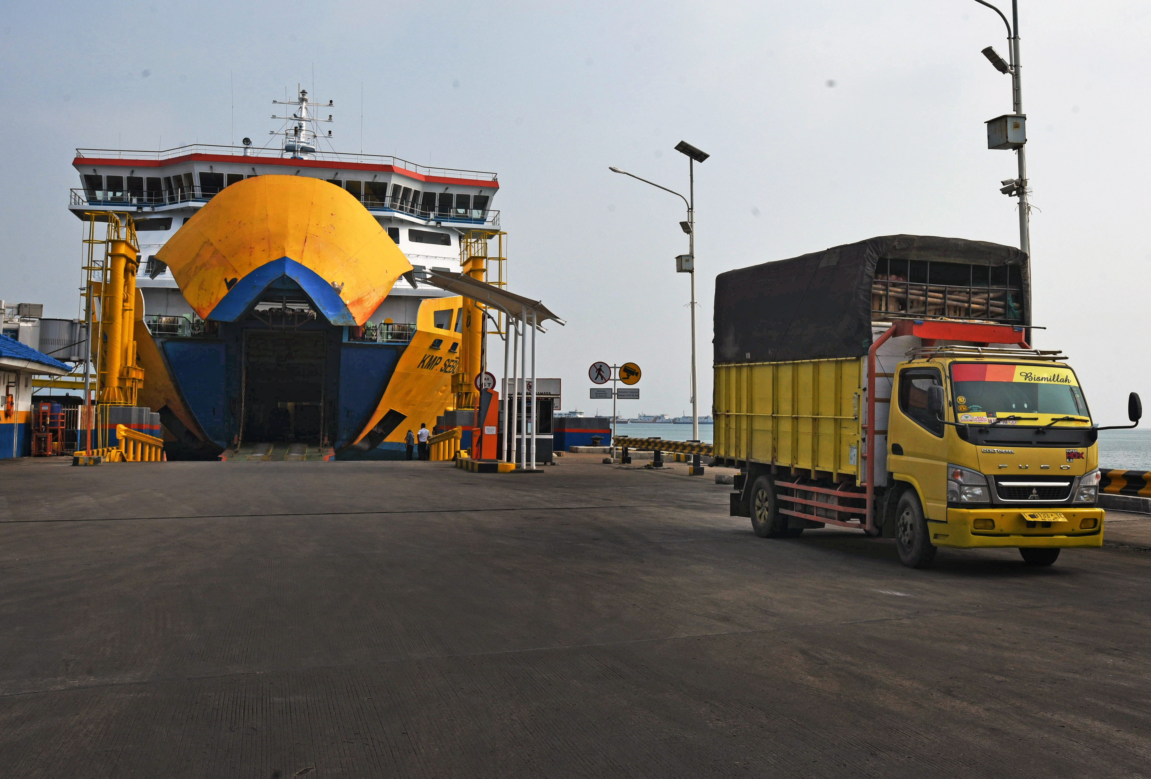 Truk keluar dari Kapal ferry di Pelabuhan Merak, Banten