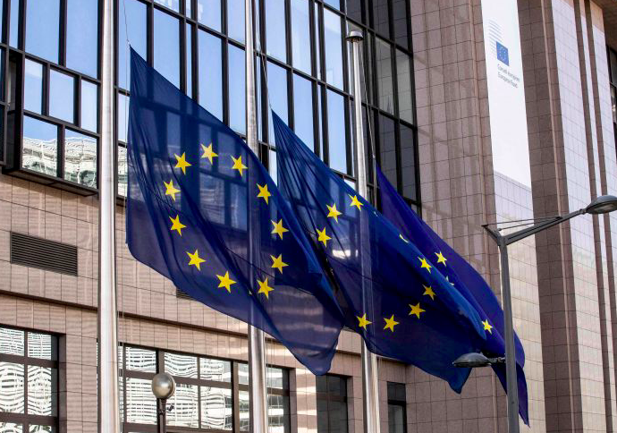Bendera Uni Eropa terpasang di markas Brussel, Belgia.