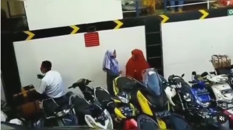 Dua perempuan yang terbawa Kapal Feri Sinabang