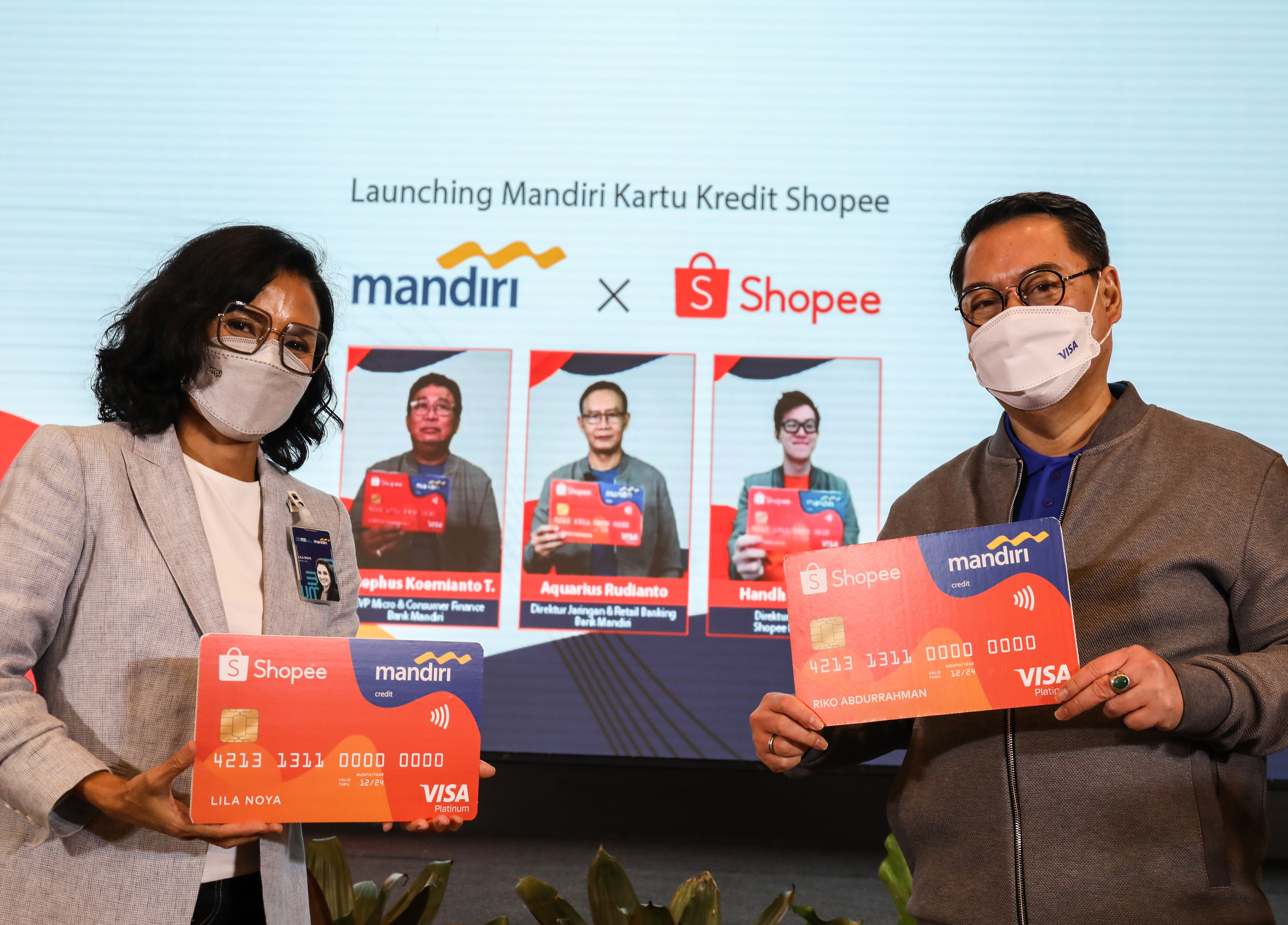  Presiden Direktur Visa Indonesia Riko Abdurrahman (kanan)