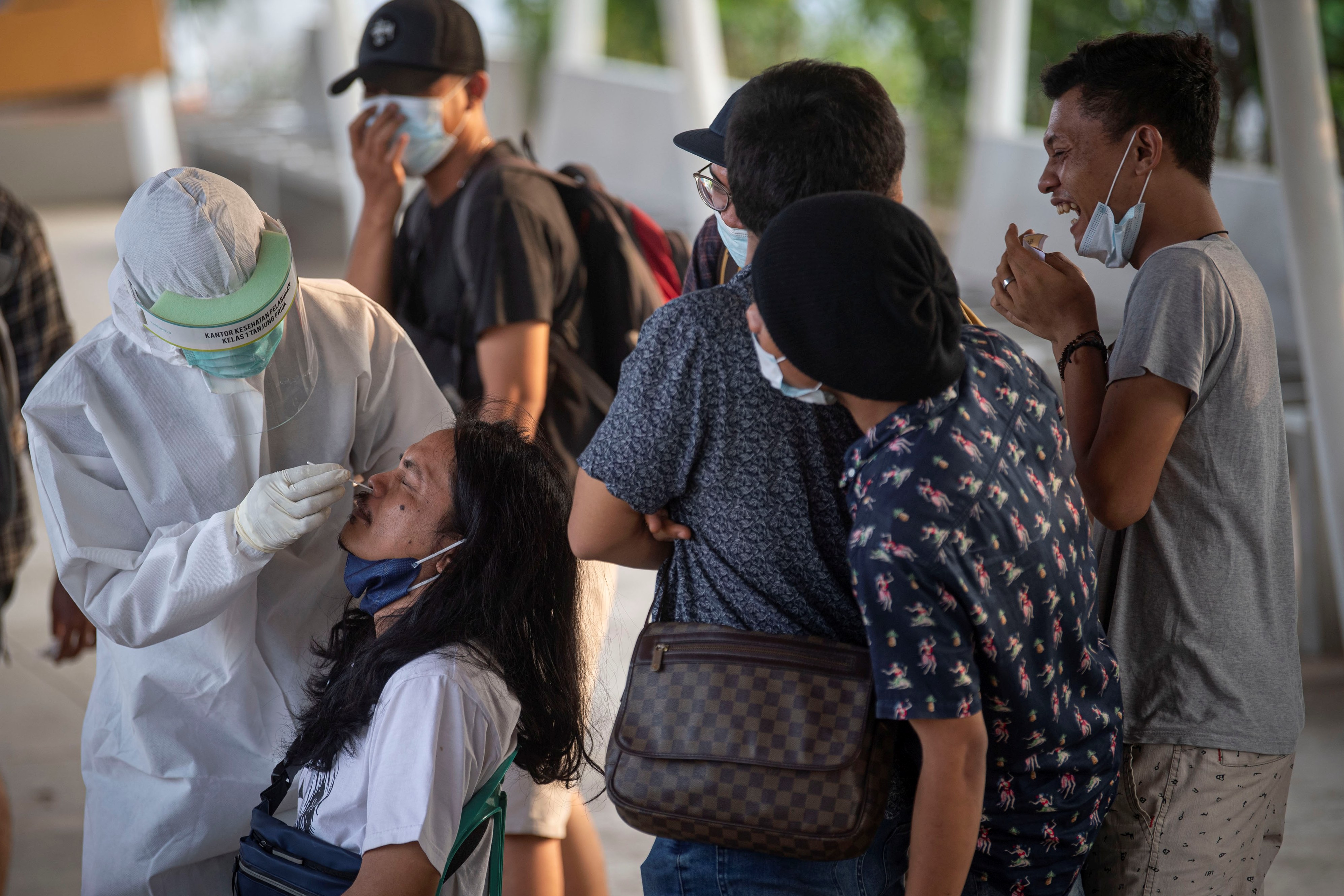 Sejumlah warga antre untuk mengikuti tes cepat antigen sebelum menumpang kapal penyeberangan menuju Kepulauan Seribu dari Dermaga Marina.