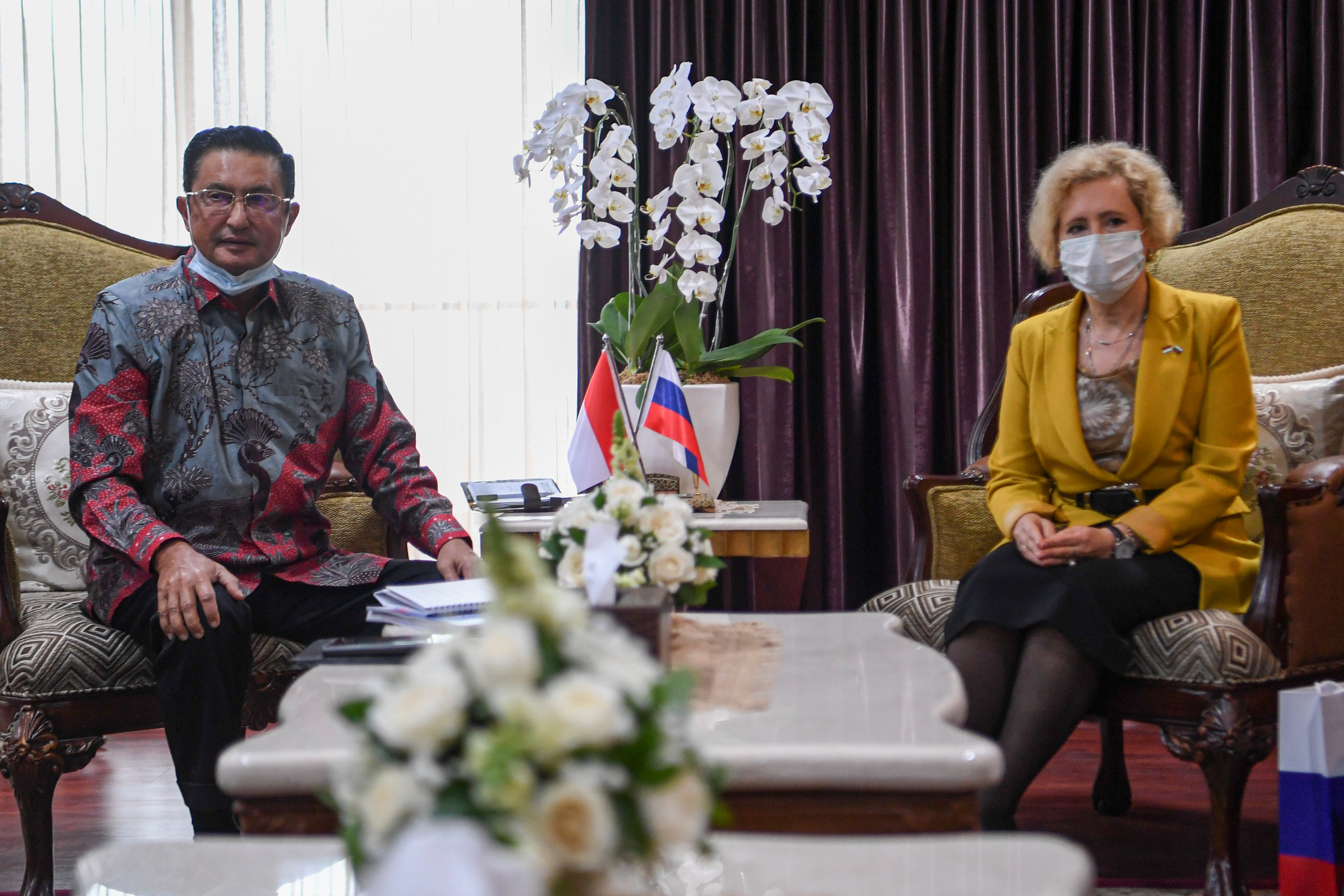  Wakil Ketua MPR Fadel Muhammad (kiri) berbincang dengan Duta Besar Rusia untuk Indonesia Lyudmila G. Vorobyova (kanan) 