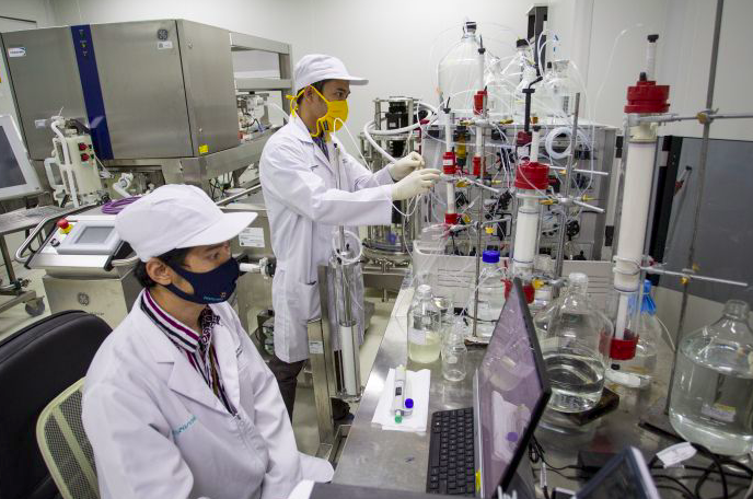 Peneliti beraktivitas di ruang riset vaksin Merah Putih di kantor Bio Farma, Bandung, Jawa Barat, Rabu (12/8/2020).