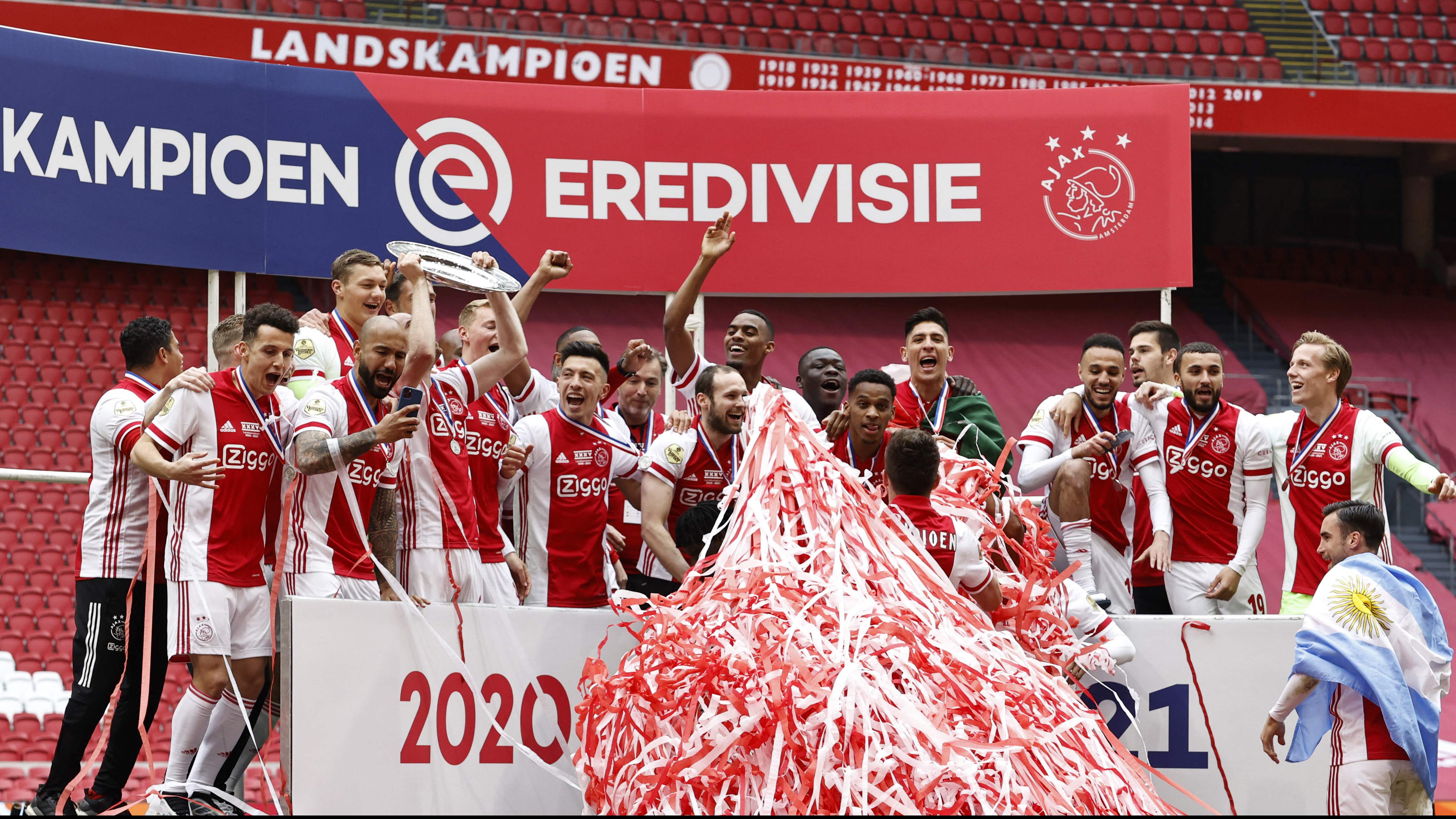 Para pemain Ajax merayakan keberhasilan mereka menjadi juara Eredivisie pada musim ini.