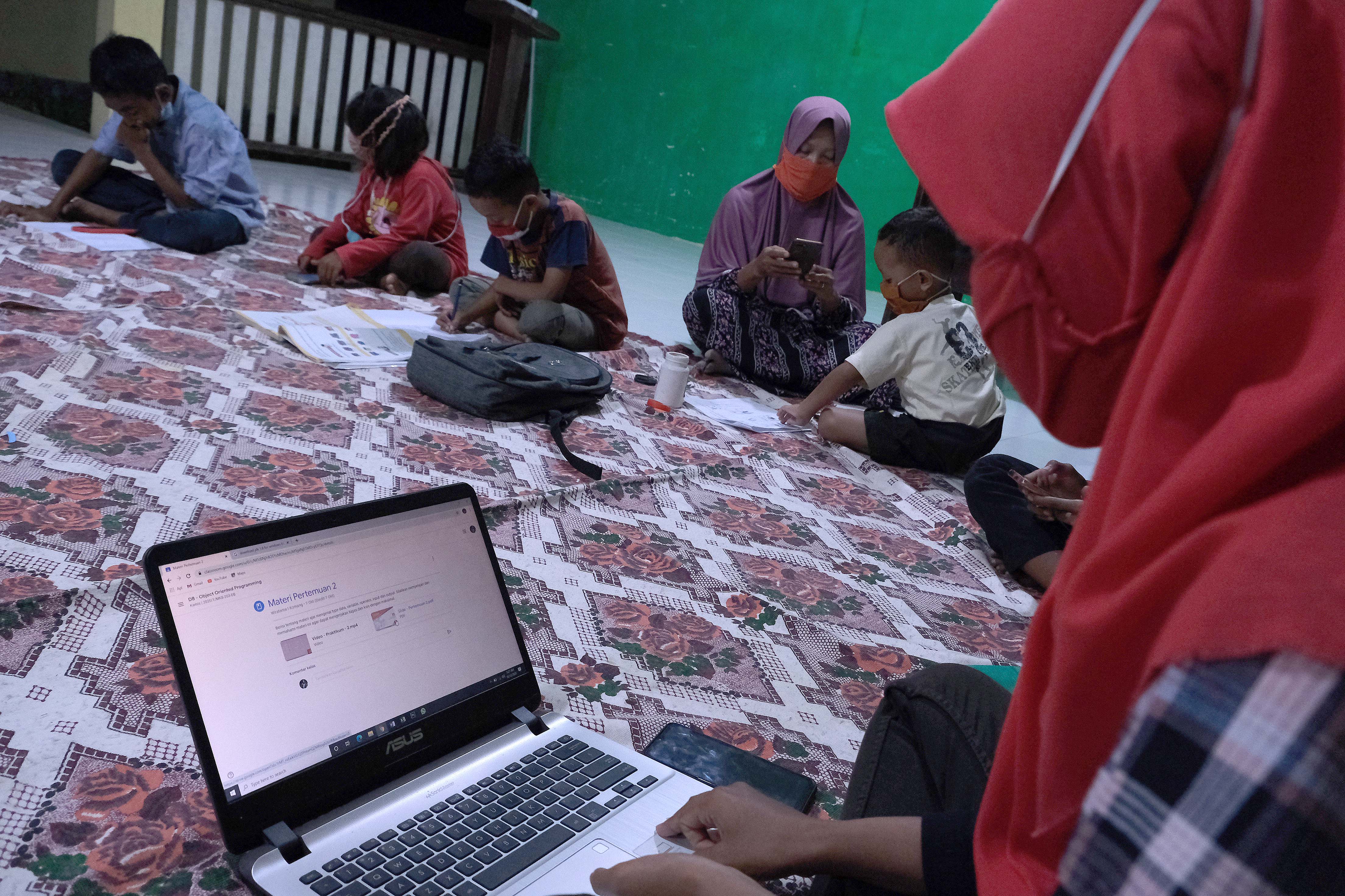 Siswa belajar secara daring