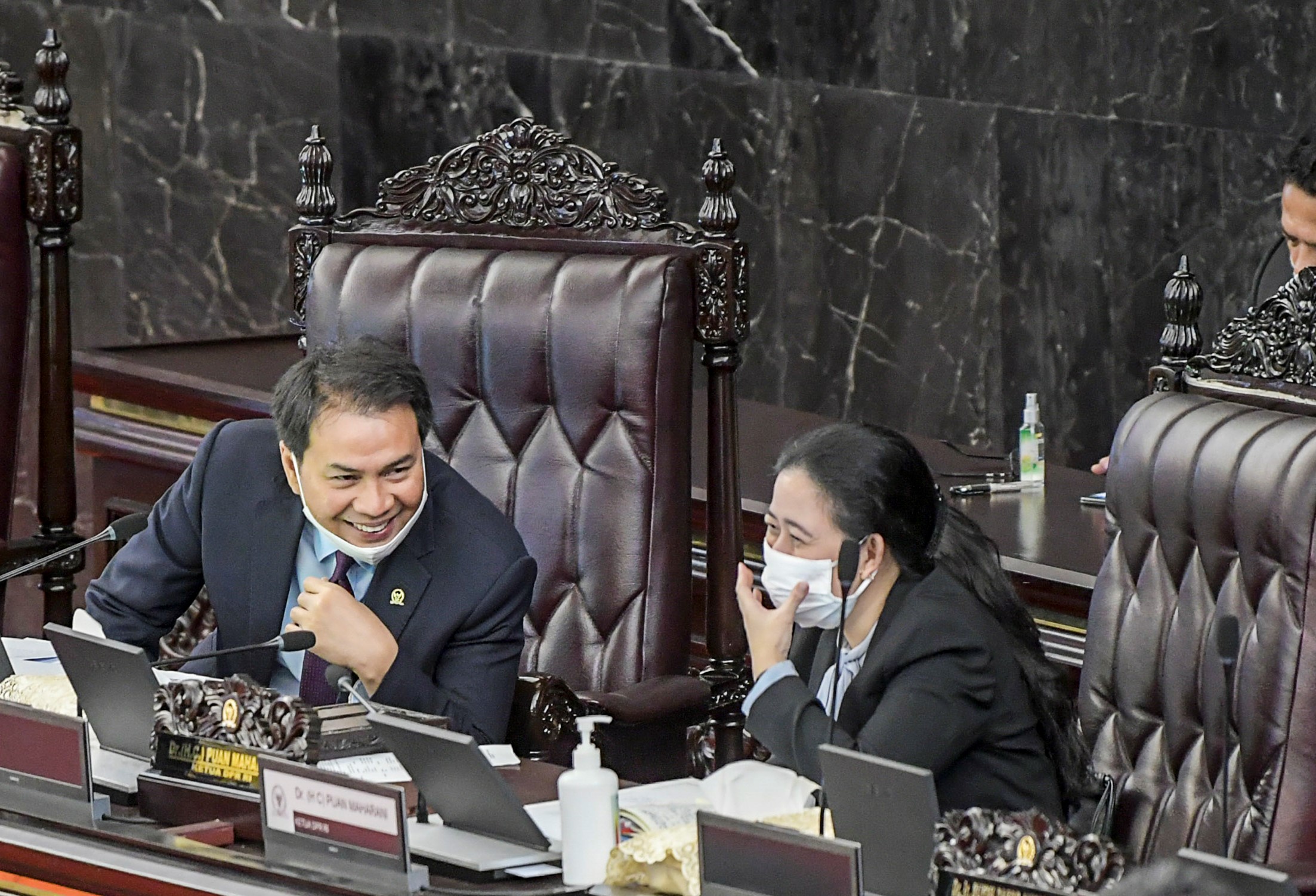 Wakil Ketua DPR Azis Syamsuddin saat berbicara dengan Ketua DPR Puan Maharani.