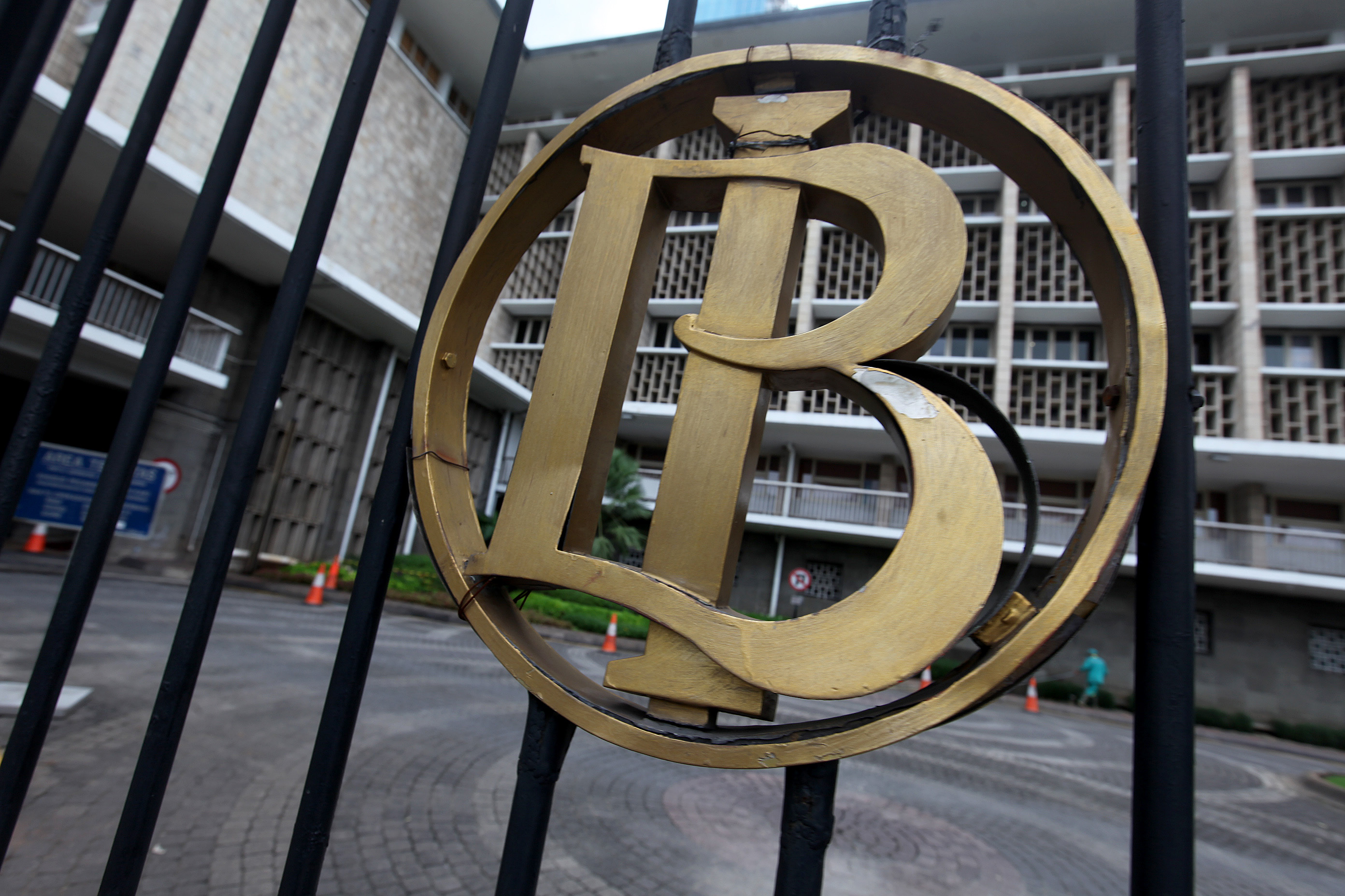 Logo Bank Indonesia yang terpasang di pagar gedung. 