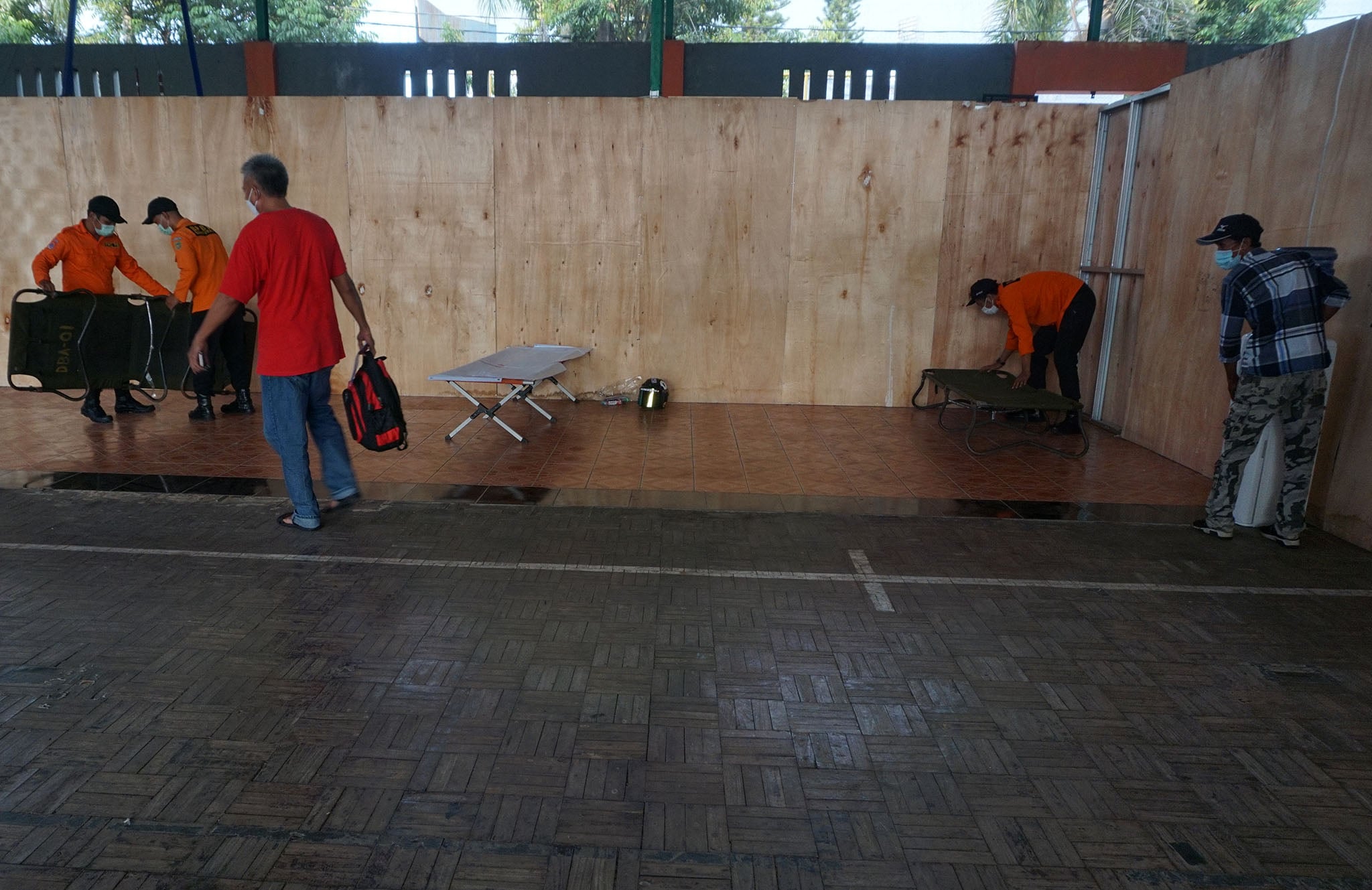 Satgas Covid-19 Banyumas, Jawa Tengah menyiapkan tempat tidur di ruang isolasi  GOR Satria untuk menjalani karantina selama 5 hari.