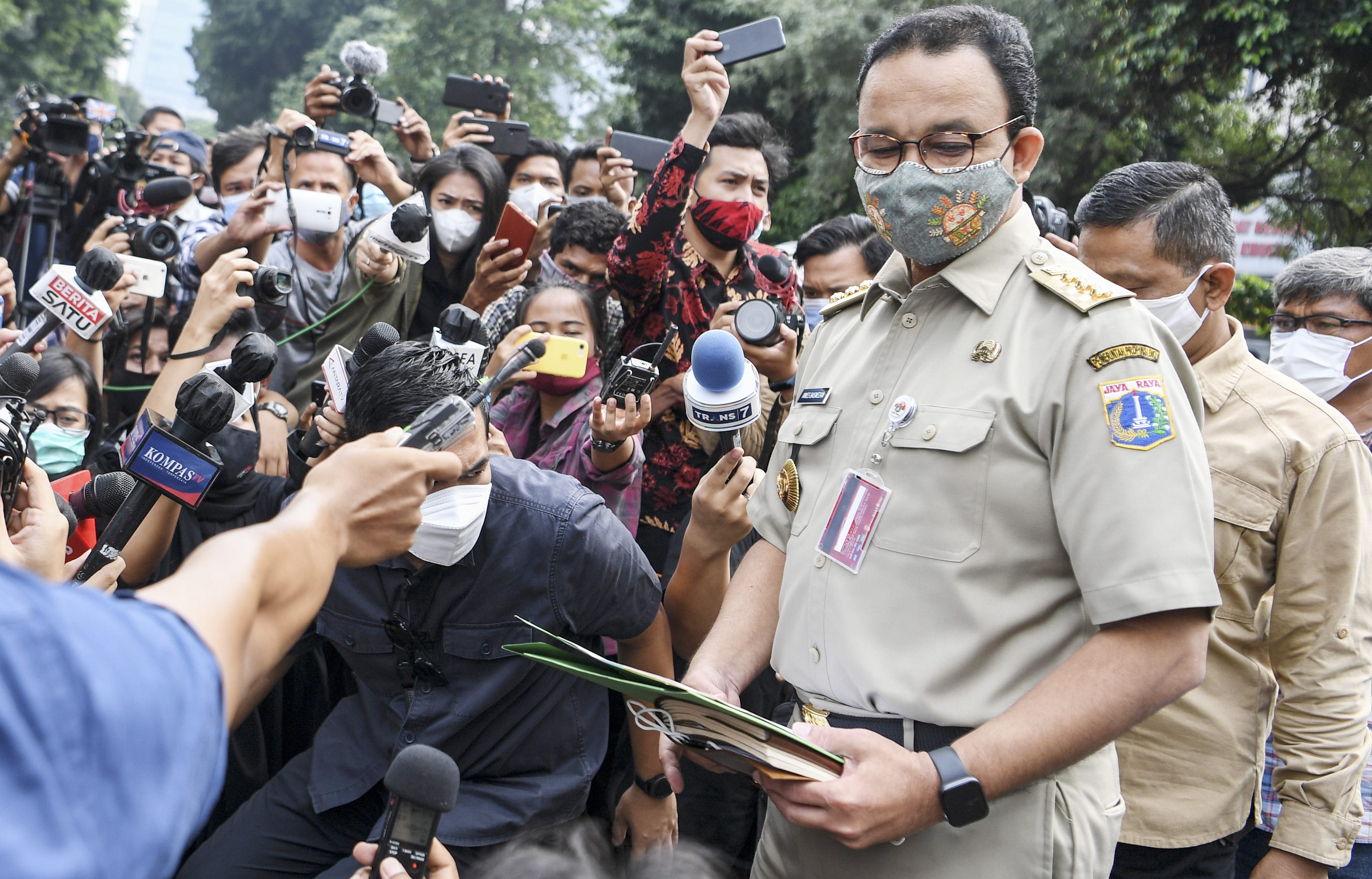 Gubernur DKi Jakarta Anies Baswedan saat wawancarai wartawan.