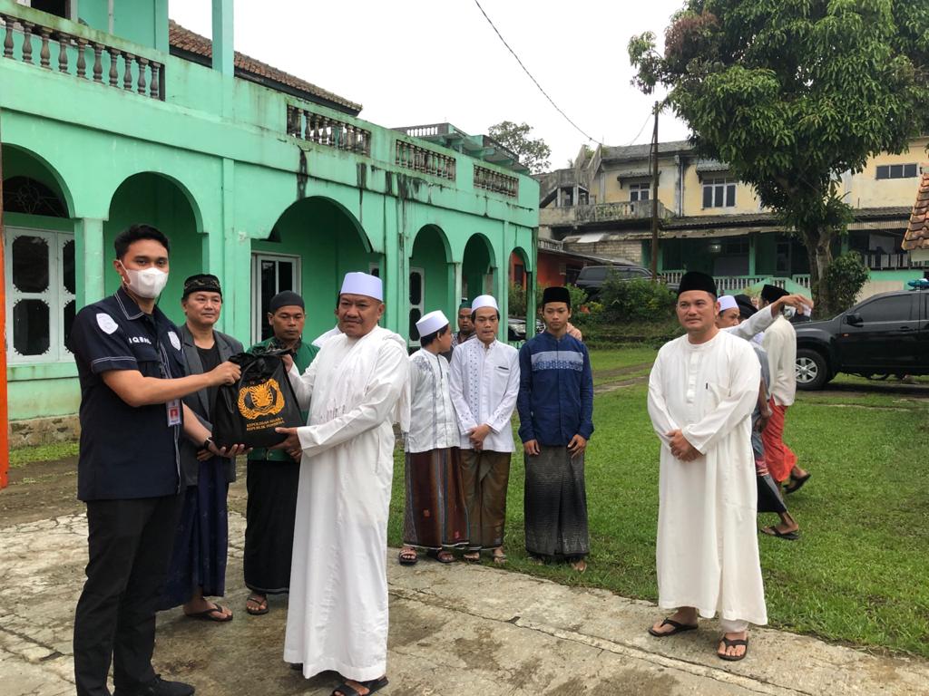 Pimpinan pondok pesantren Nurul Huda Cijeruk Bogor KH. Asep Abdul Yazid saat menerima bantuan paket sembako Polri. 
