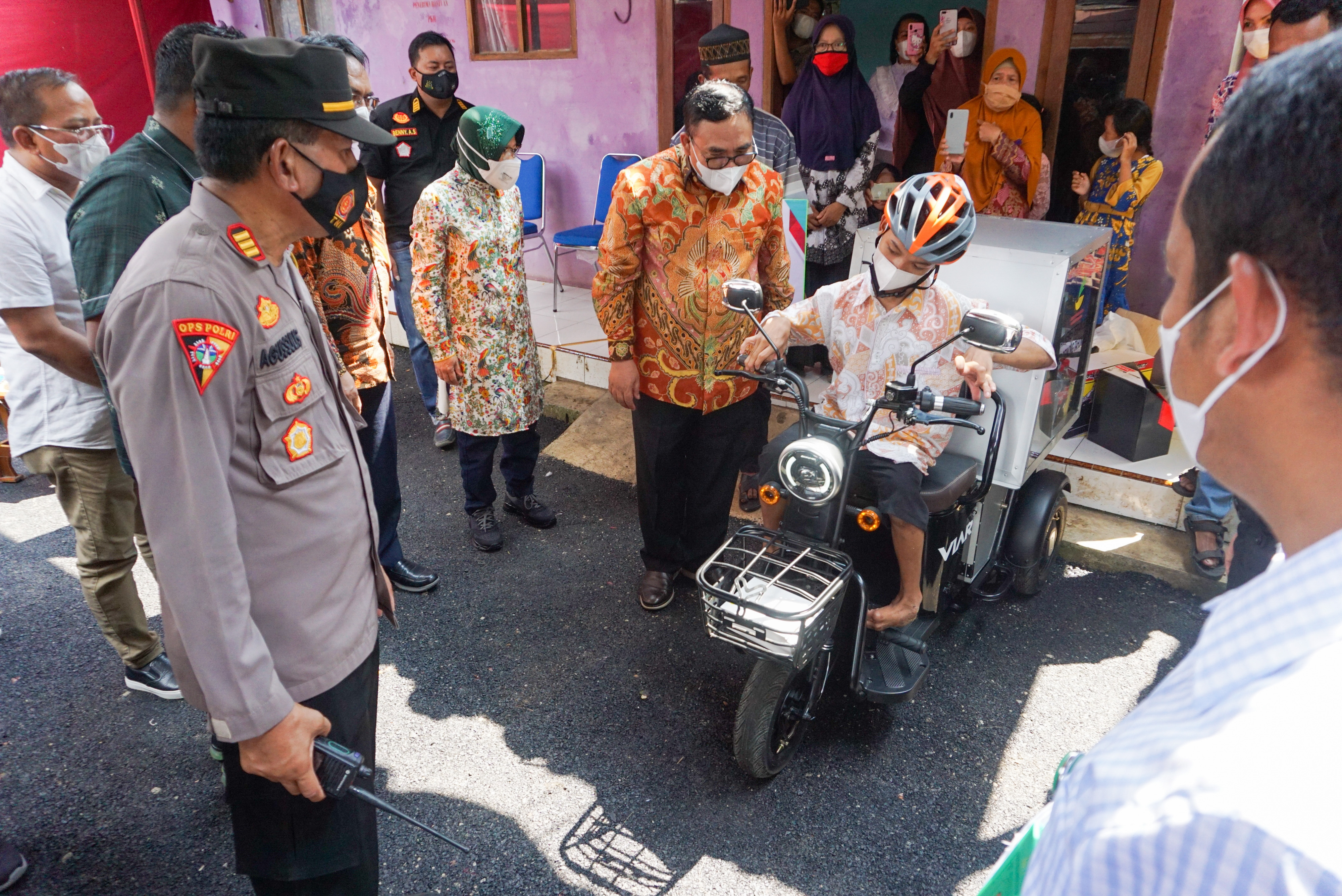 Mensos tri Rismaharini memberikan bantuan motor listrik roda tiga bagi penyandang disabilitas